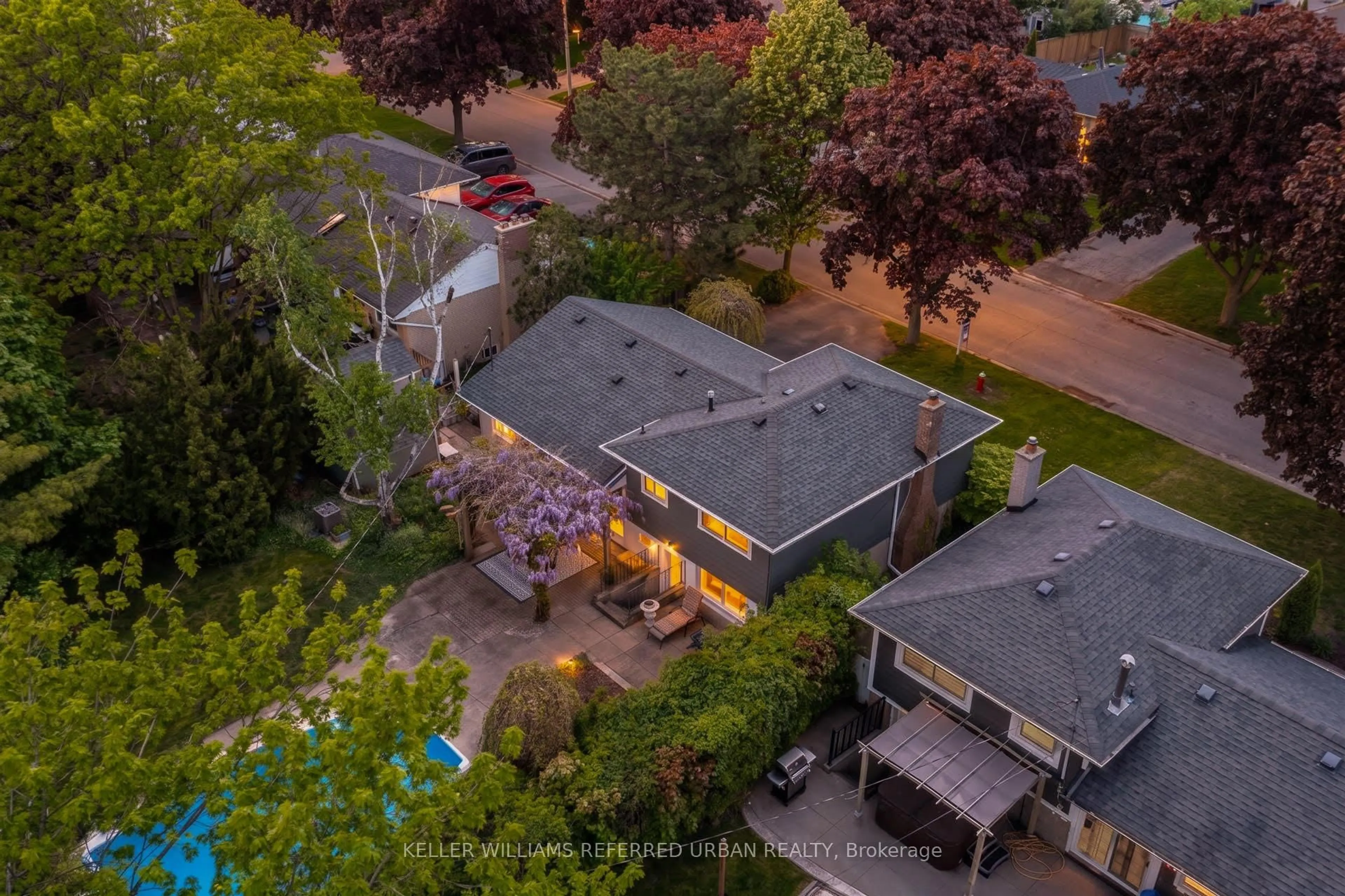A pic from outside/outdoor area/front of a property/back of a property/a pic from drone, street for 5171 Mulberry Dr, Burlington Ontario L7L 3P5