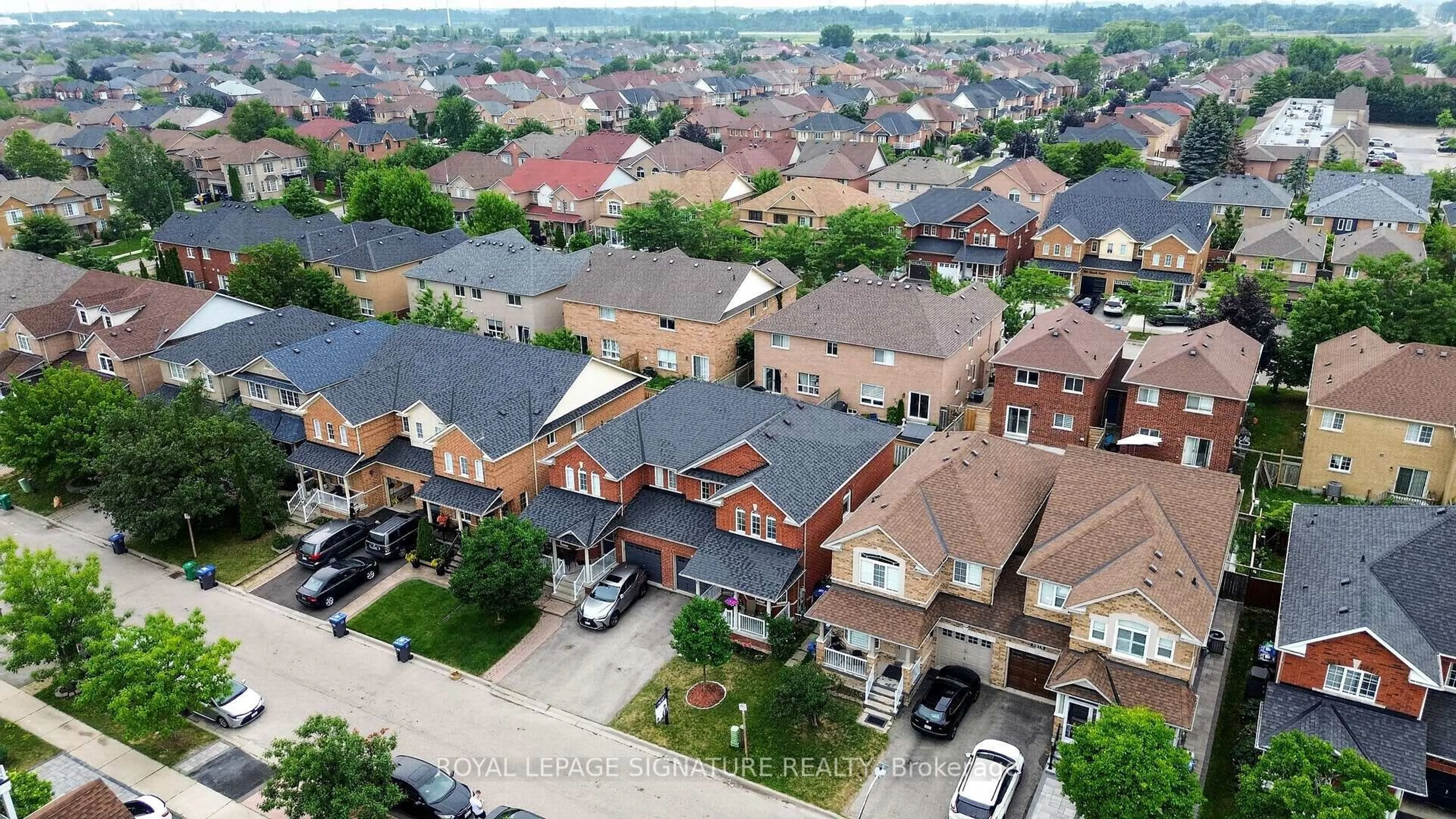 A pic from outside/outdoor area/front of a property/back of a property/a pic from drone, street for 5910 Manzanillo Cres, Mississauga Ontario L5M 6Y6