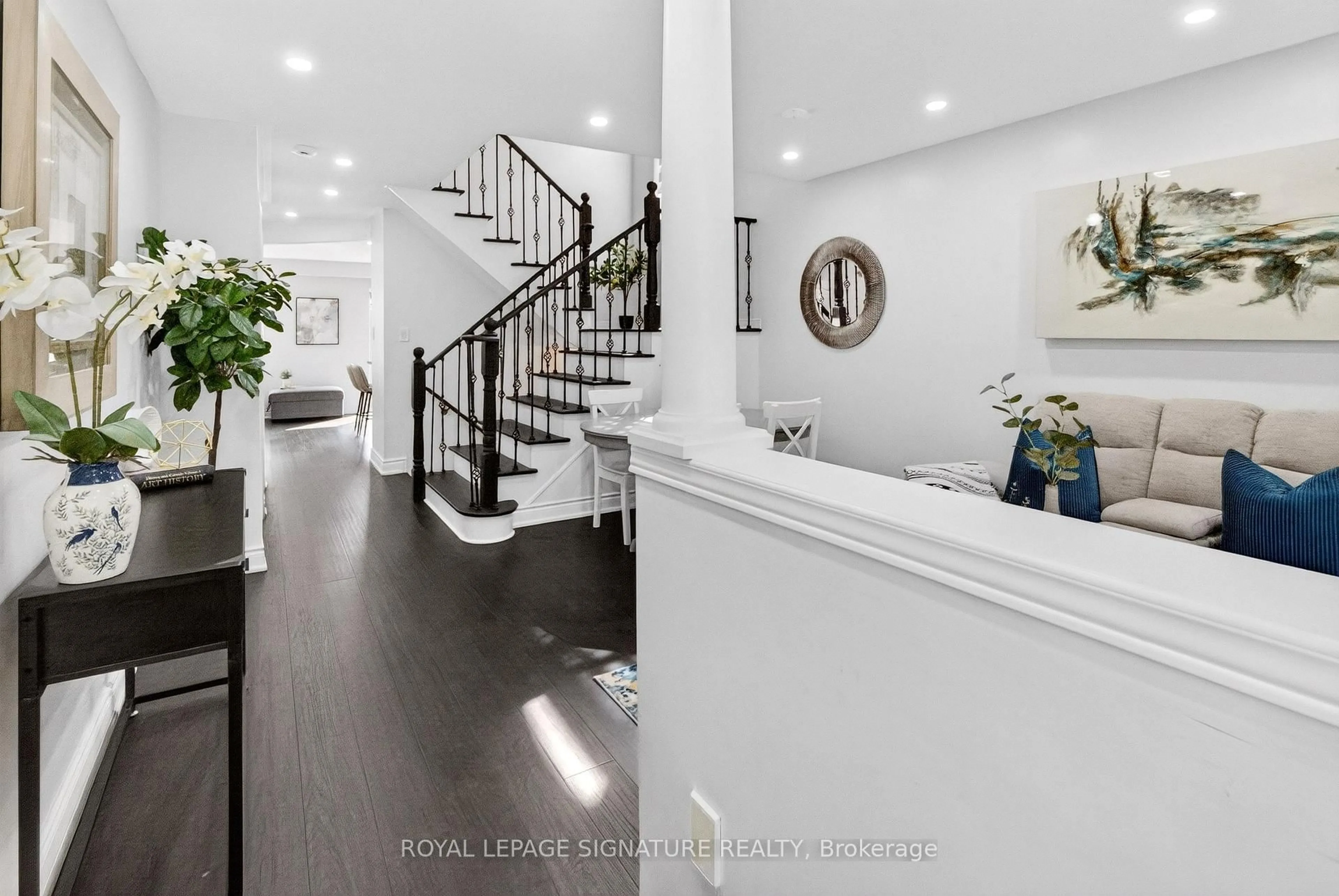 Indoor entryway for 5910 Manzanillo Cres, Mississauga Ontario L5M 6Y6