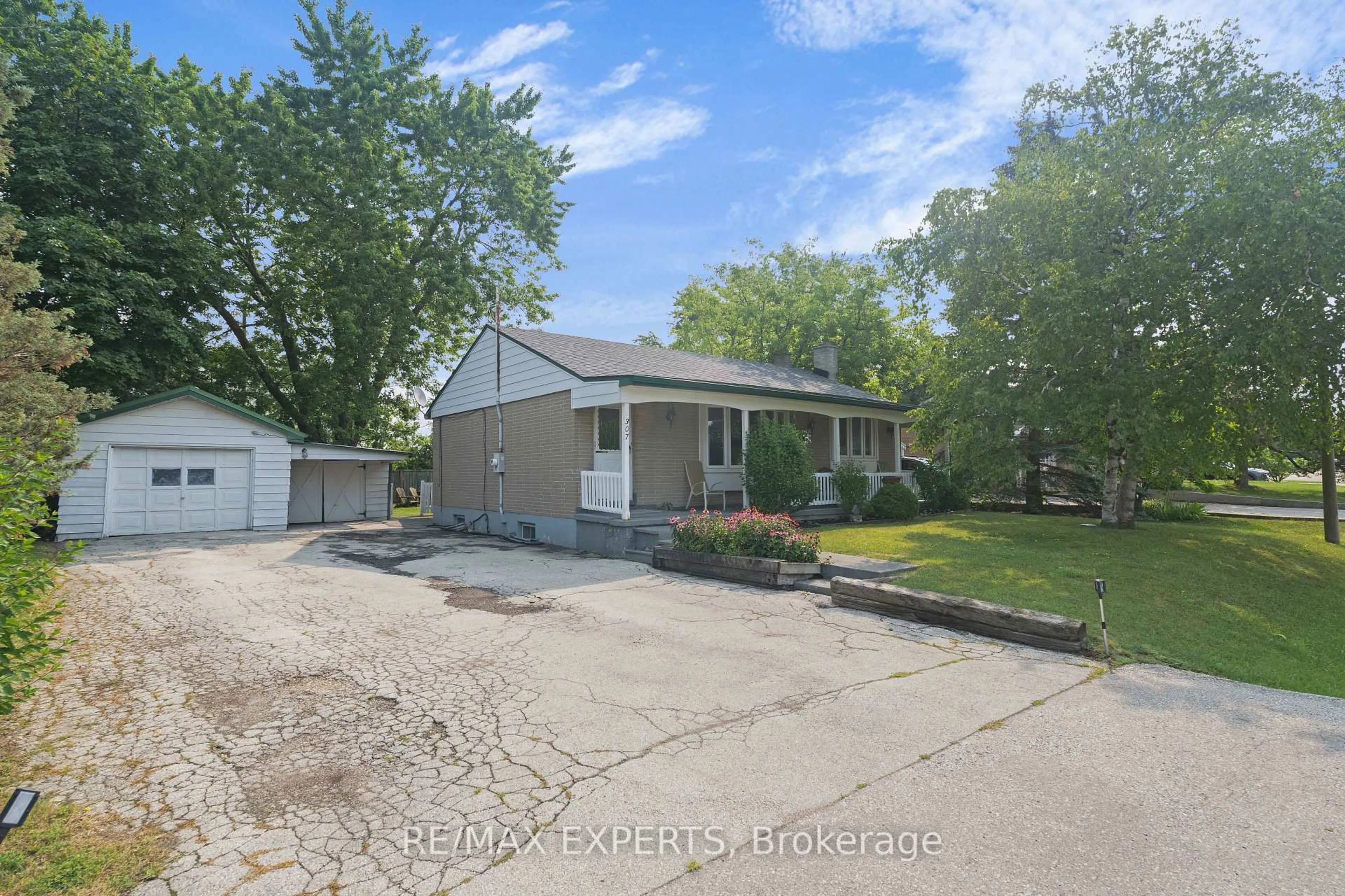 A pic from outside/outdoor area/front of a property/back of a property/a pic from drone, street for 307 Pearl St, Caledon Ontario L7E 4Z2