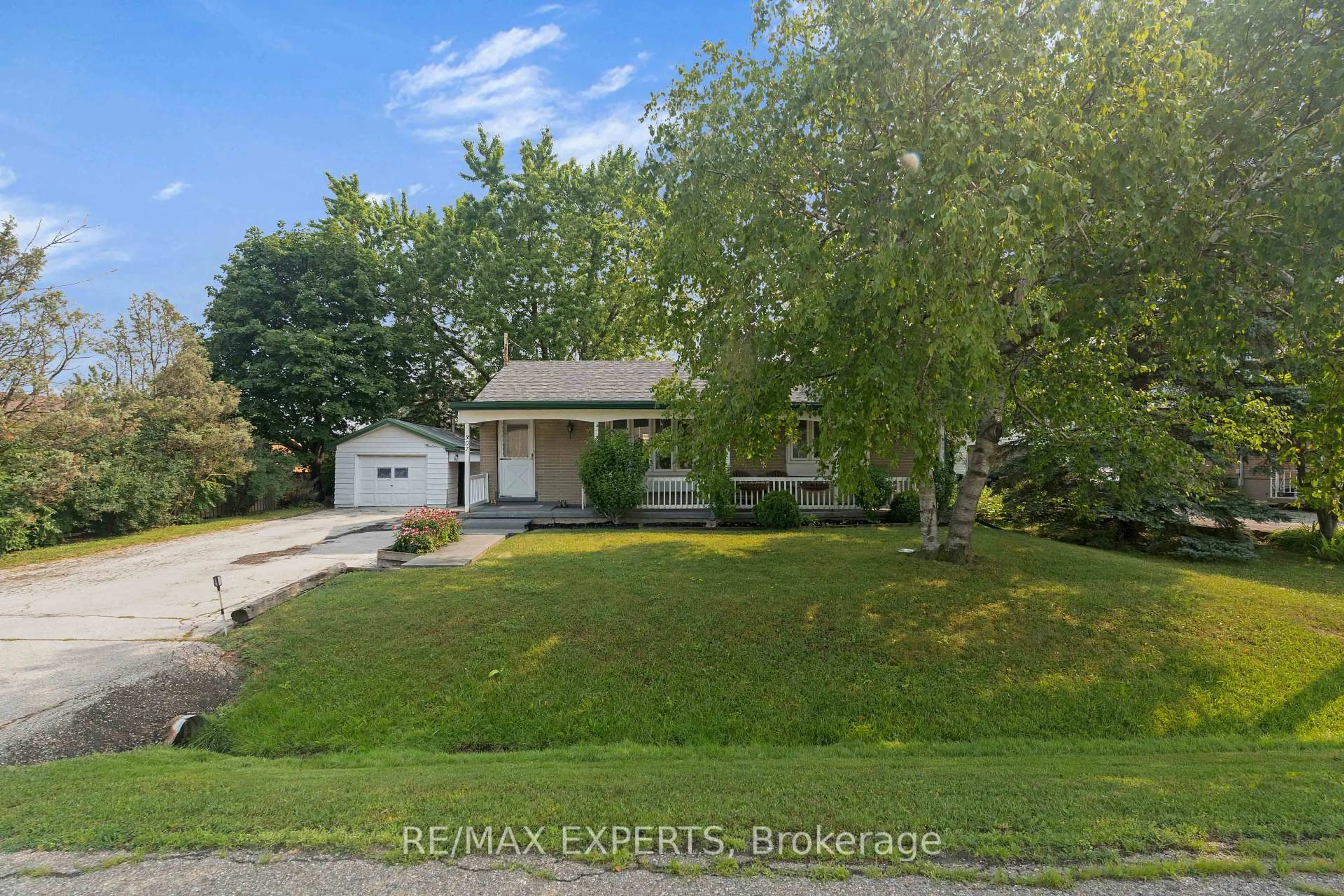 A pic from outside/outdoor area/front of a property/back of a property/a pic from drone, street for 307 Pearl St, Caledon Ontario L7E 4Z2