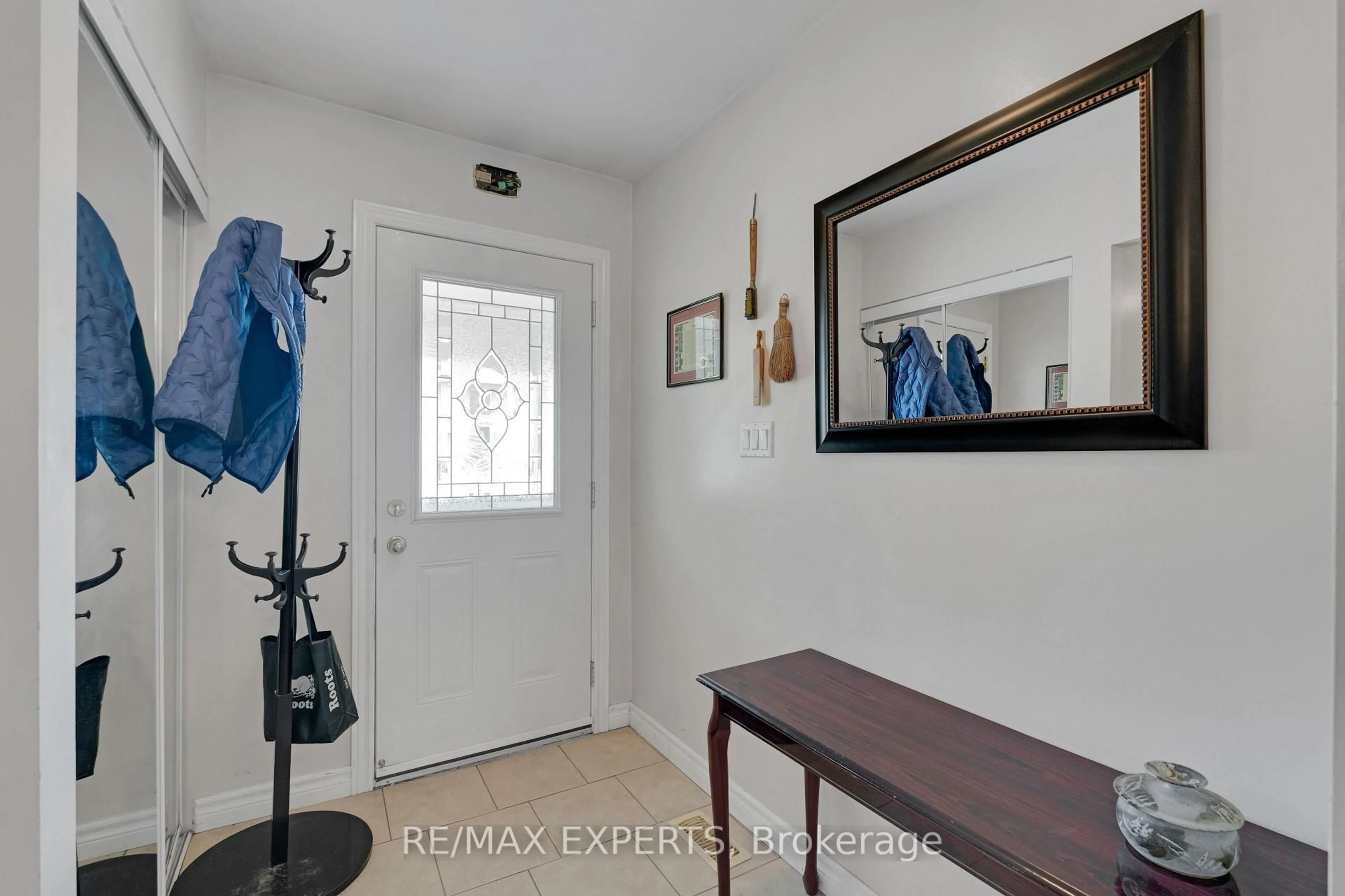 Indoor entryway for 307 Pearl St, Caledon Ontario L7E 4Z2
