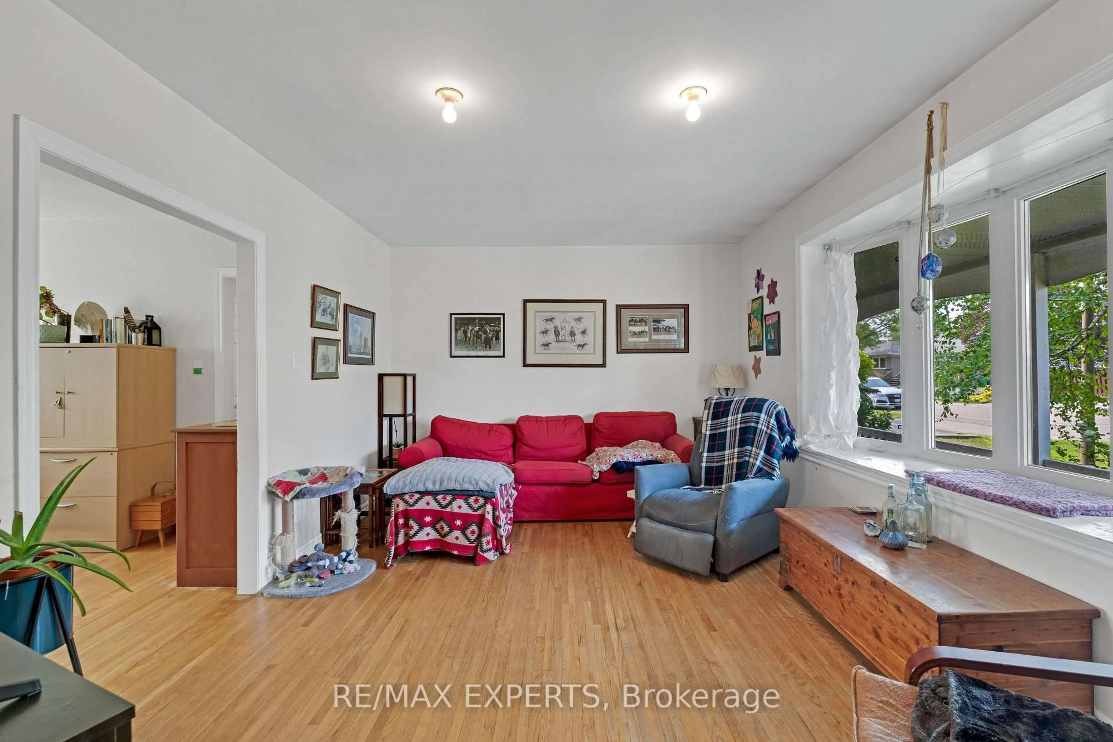 Living room with furniture, unknown for 307 Pearl St, Caledon Ontario L7E 4Z2