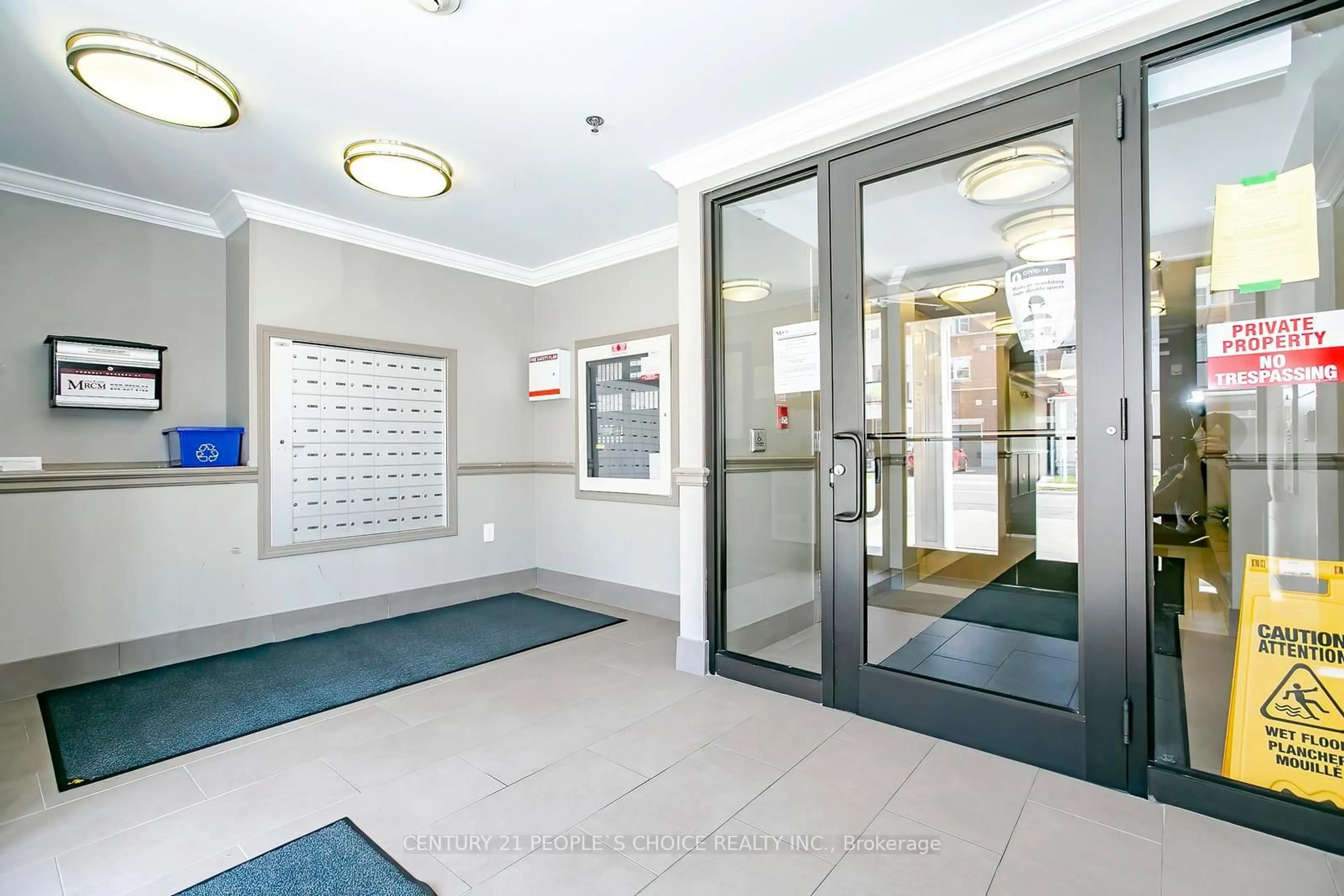 Indoor foyer for 60 Baycliffe Cres #402, Brampton Ontario L7A 0Z4