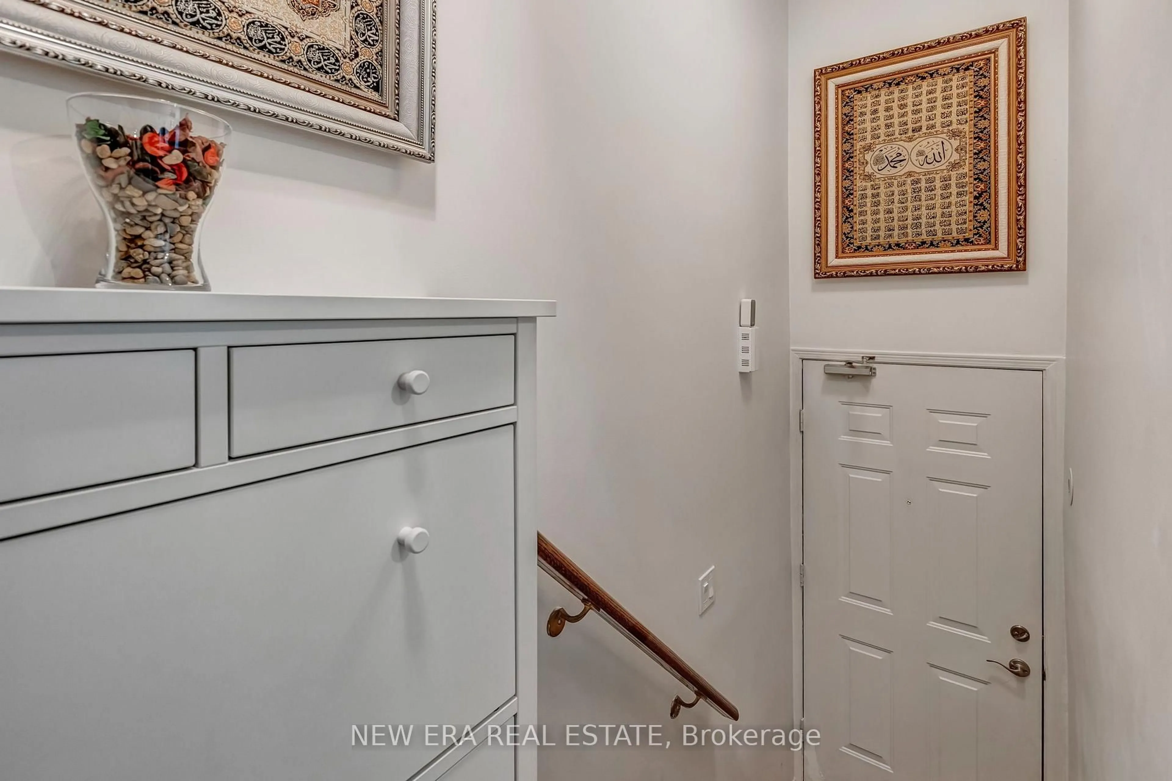 Indoor entryway for 3056 Eglinton Ave #60, Mississauga Ontario L5M 8E4