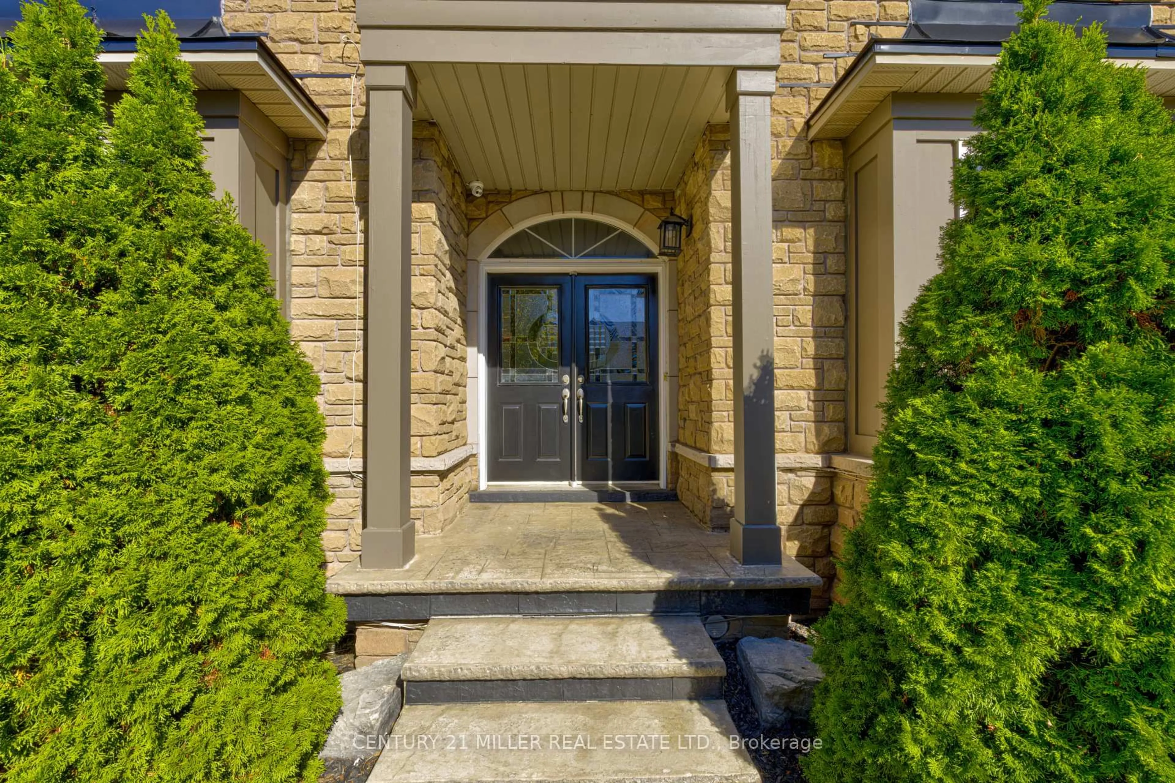 Indoor entryway for 2211 GLENCAIRN Rd, Oakville Ontario L6M 4S1