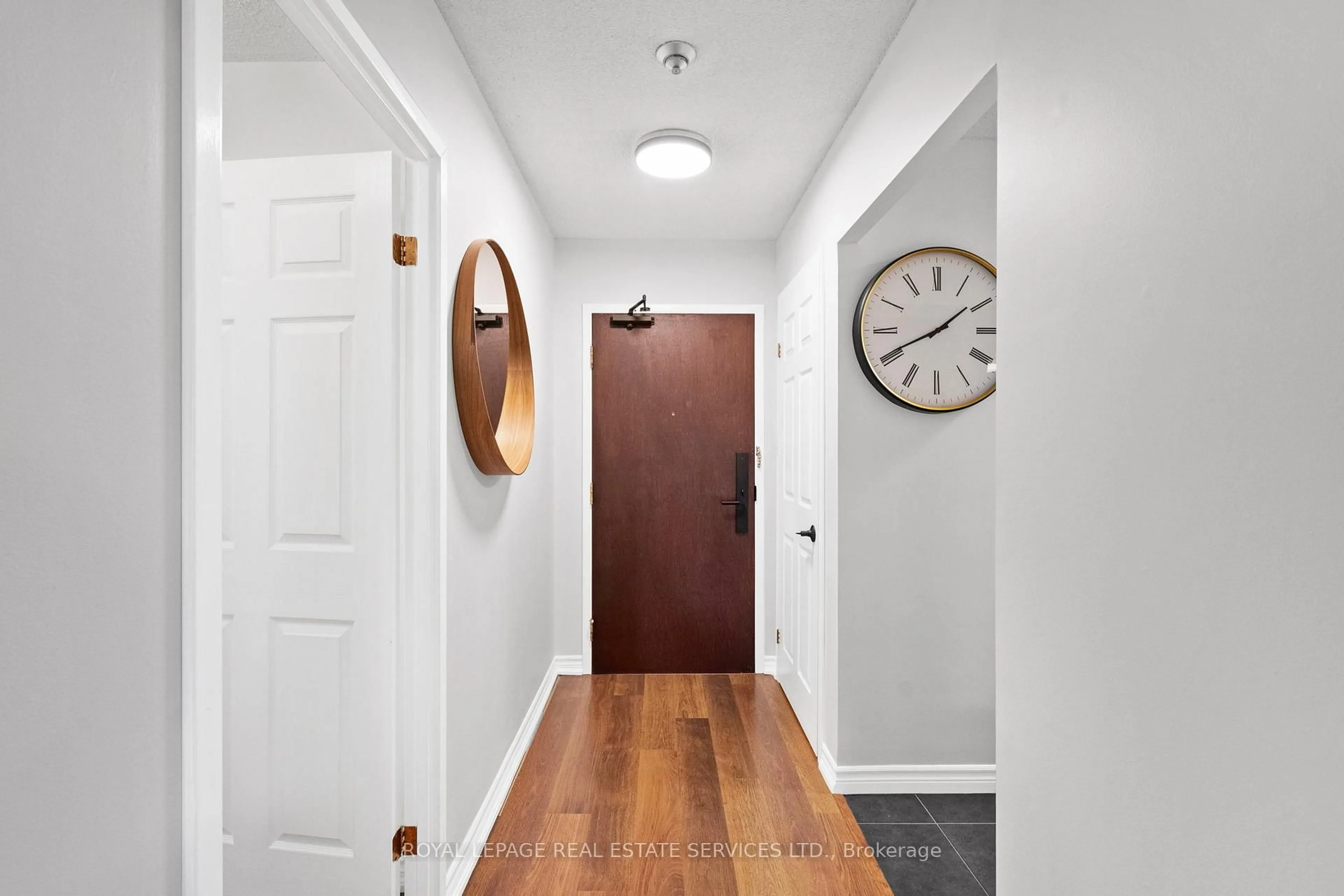 Indoor entryway for 185 Robinson St #202, Oakville Ontario L6J 7P6