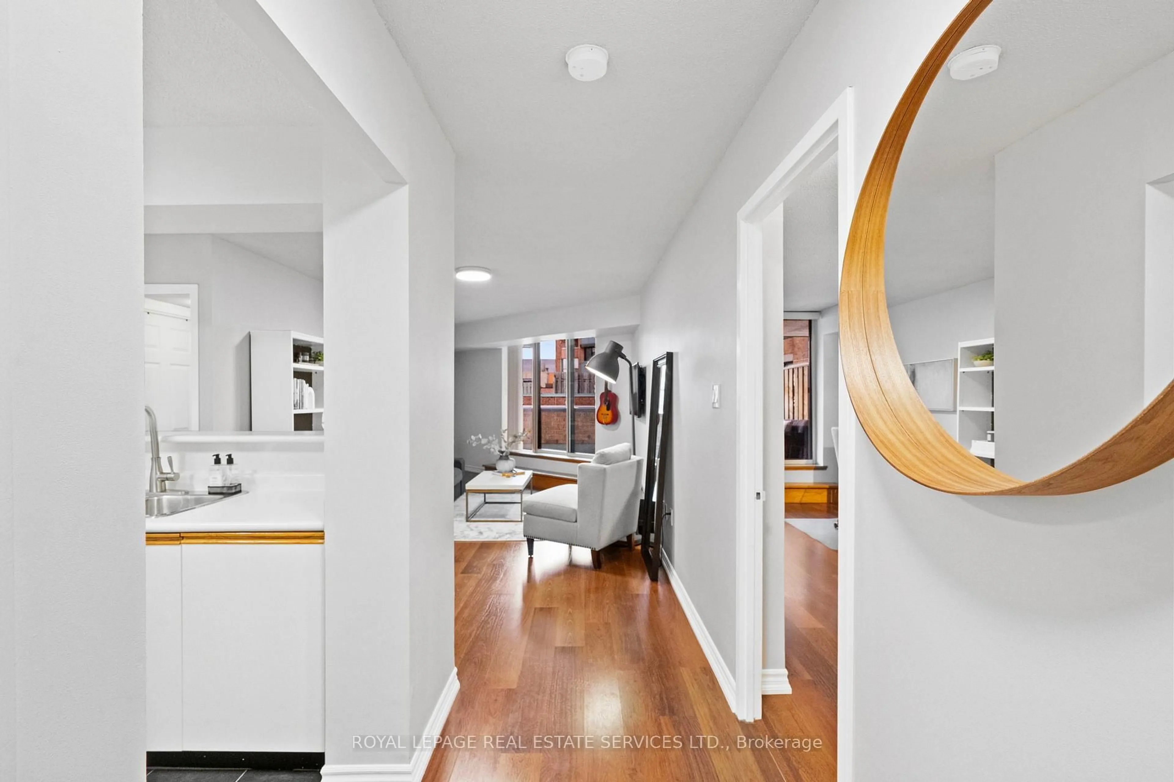 Indoor entryway for 185 Robinson St #202, Oakville Ontario L6J 7P6