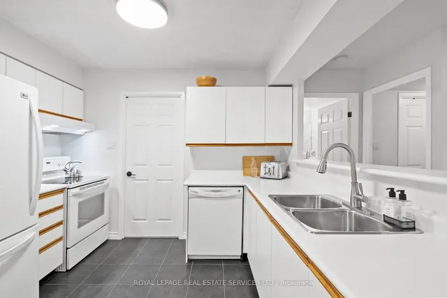 185 Robinson St #202, Oakville 5