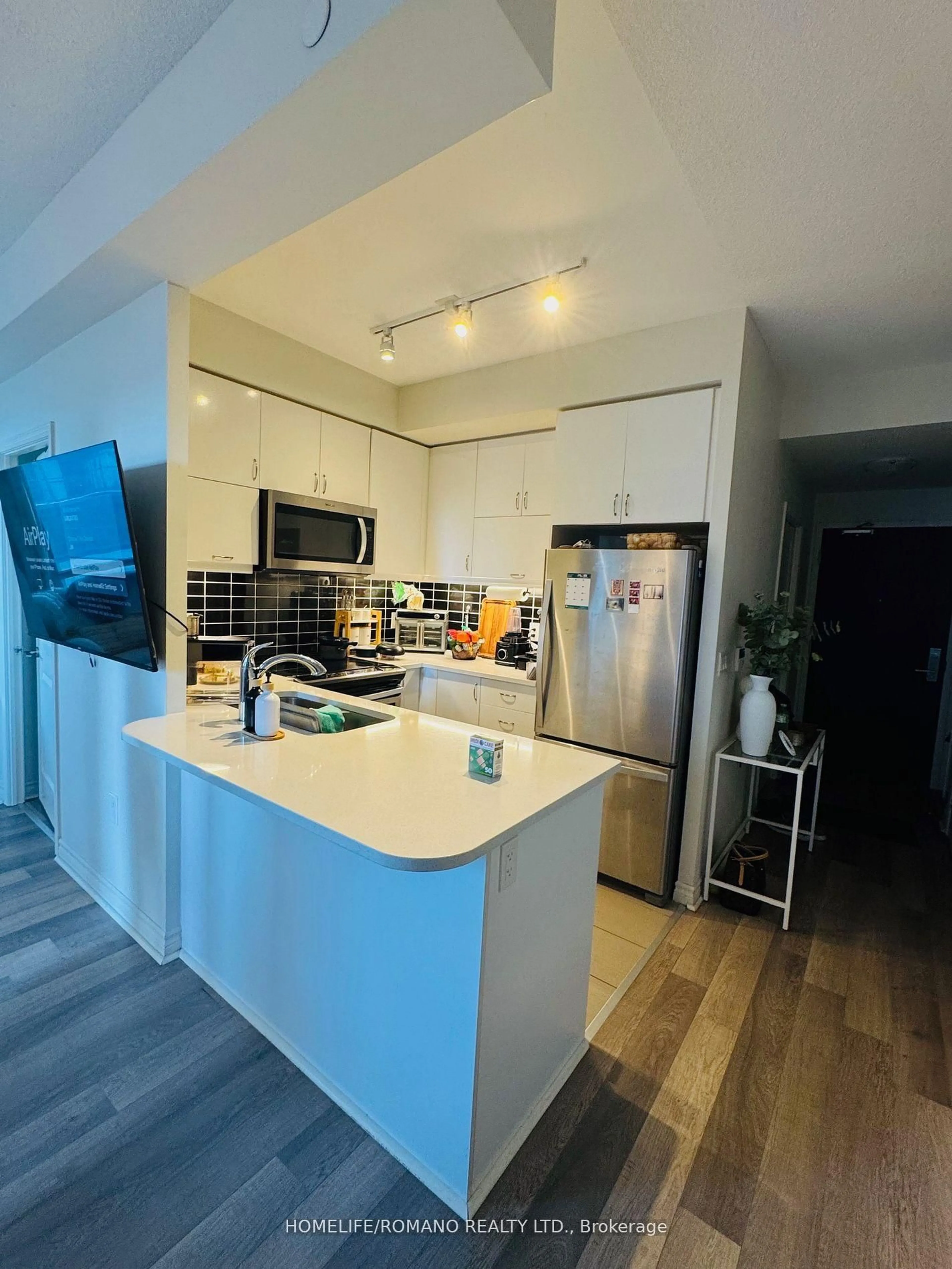 Open concept kitchen, unknown for 39 Annie Craig Dr #605, Toronto Ontario M8V 0H1