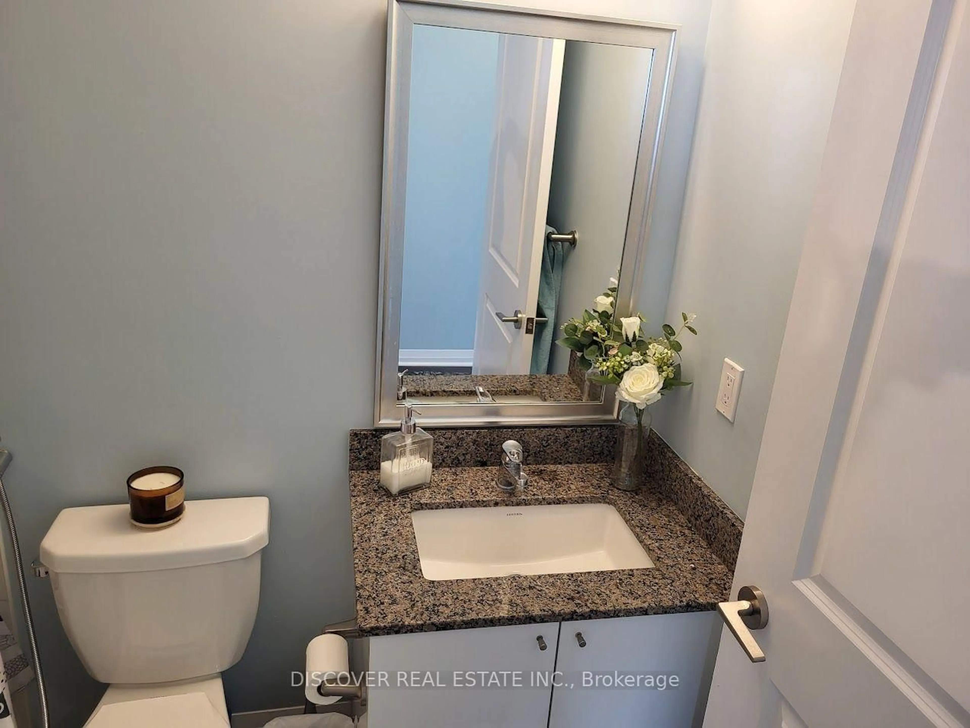 Standard bathroom, ceramic/tile floor for 55 Eglinton Ave #2402, Mississauga Ontario L5R 0E4