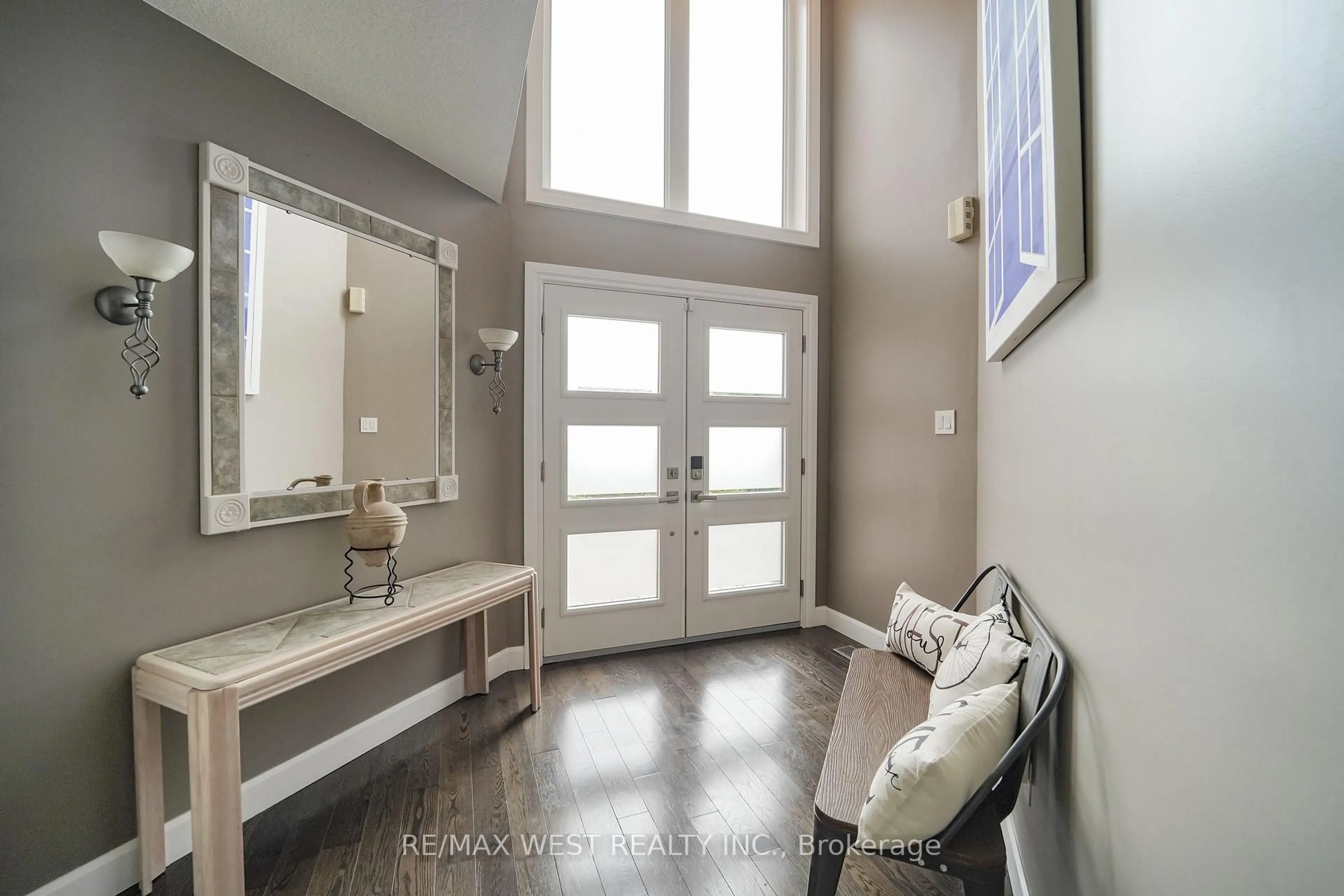 Indoor entryway for 7206 Terragar Blvd, Mississauga Ontario L5N 7M5