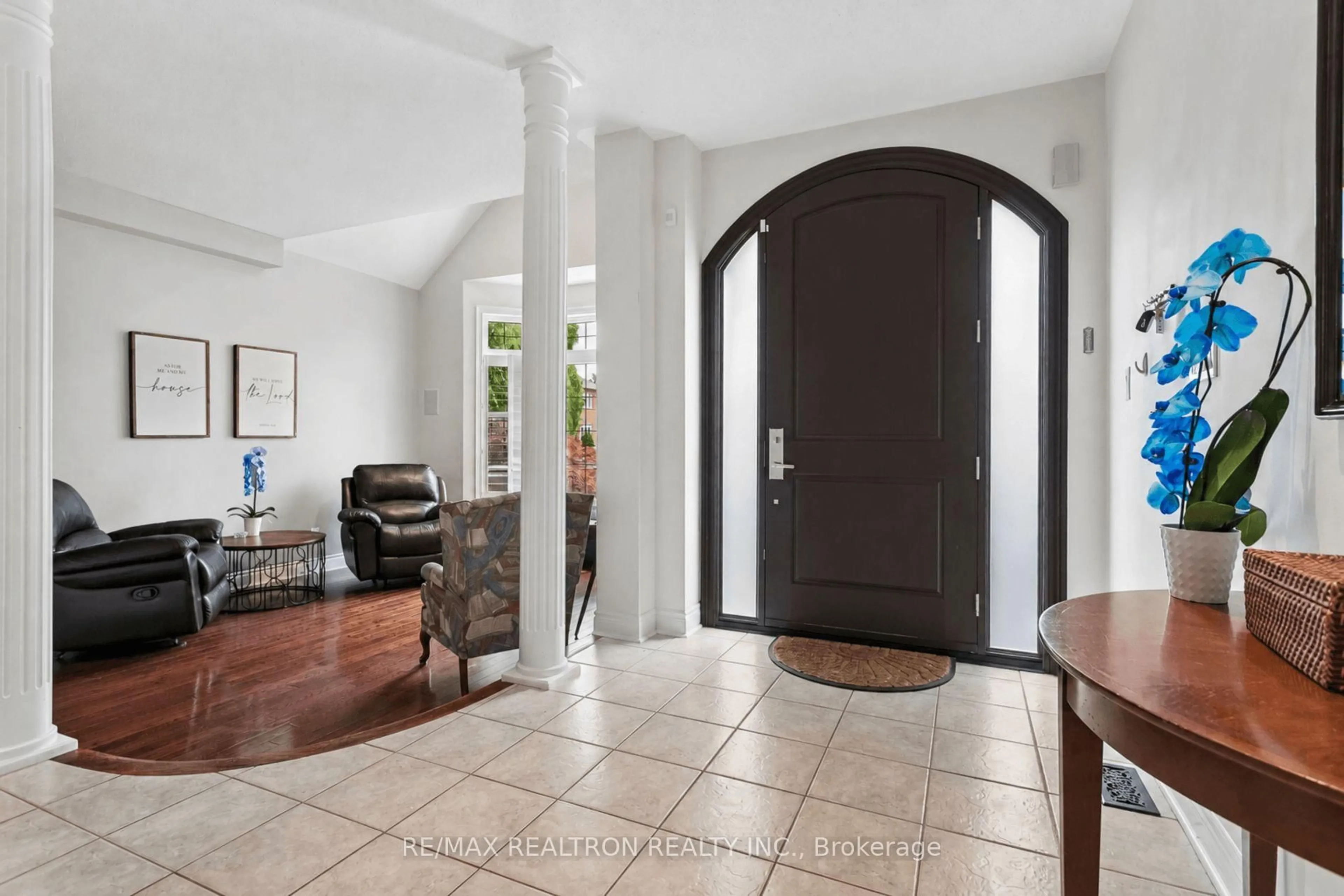 Indoor entryway for 2207 Mariposa Rd, Oakville Ontario L6M 4S1