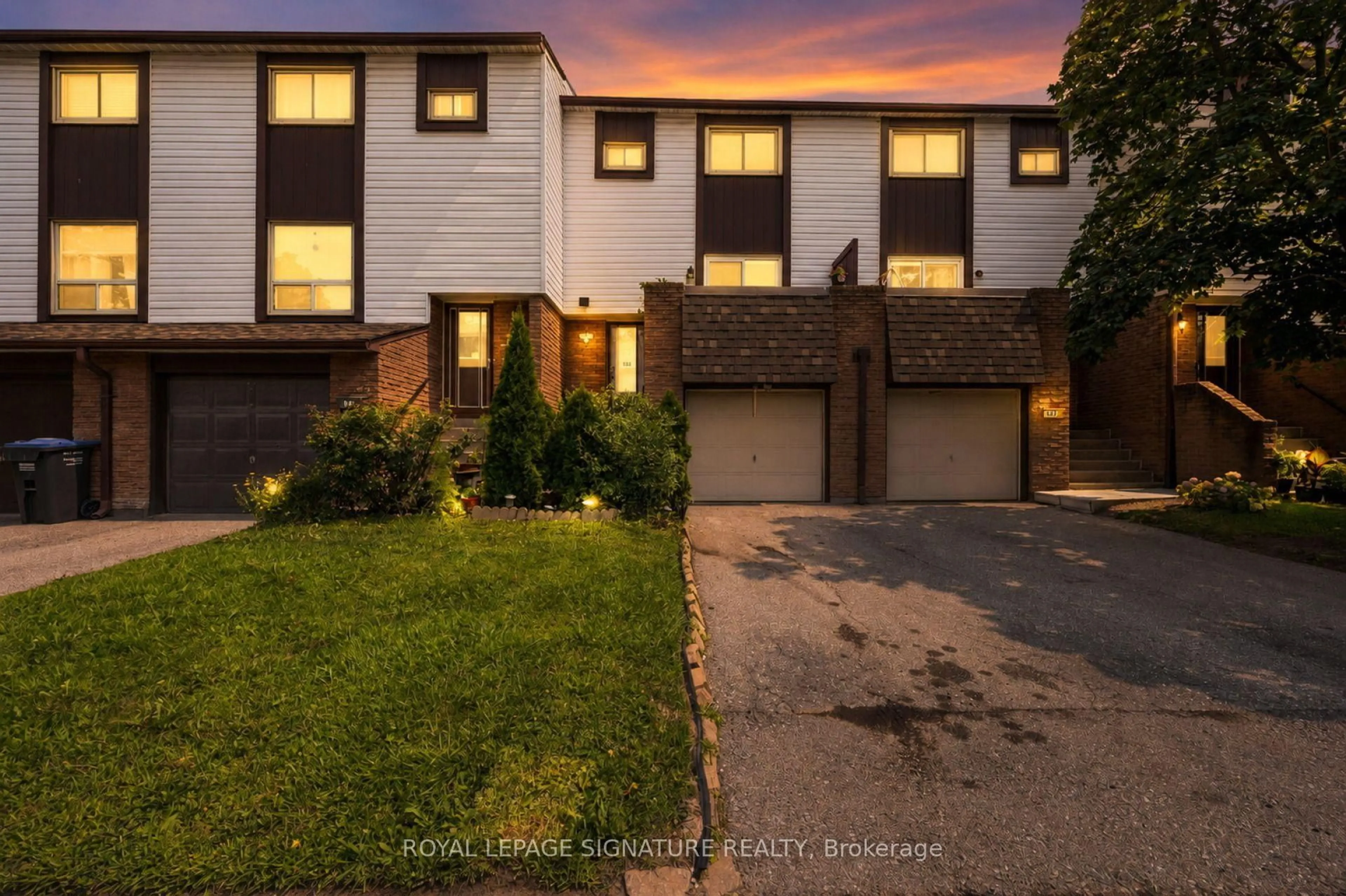 A pic from outside/outdoor area/front of a property/back of a property/a pic from drone, street for 1221 Dundix Rd #132, Mississauga Ontario L4Y 3Y9