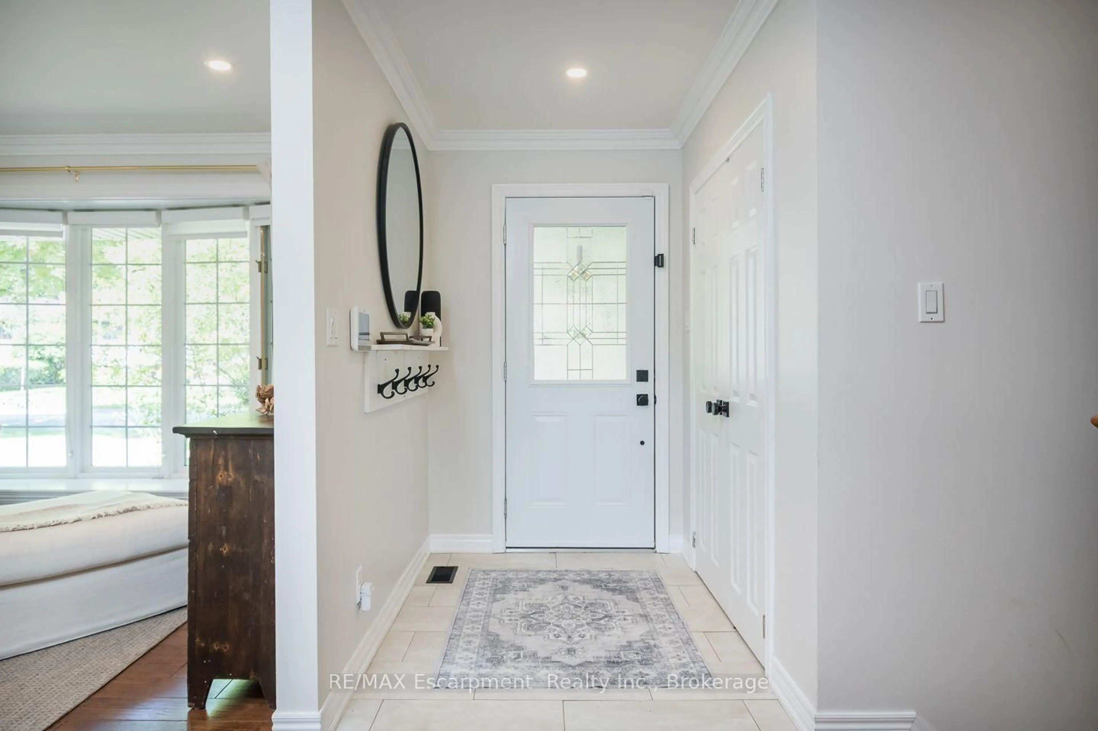 Indoor entryway for 5410 Clive Cres, Burlington Ontario L7L 3P1