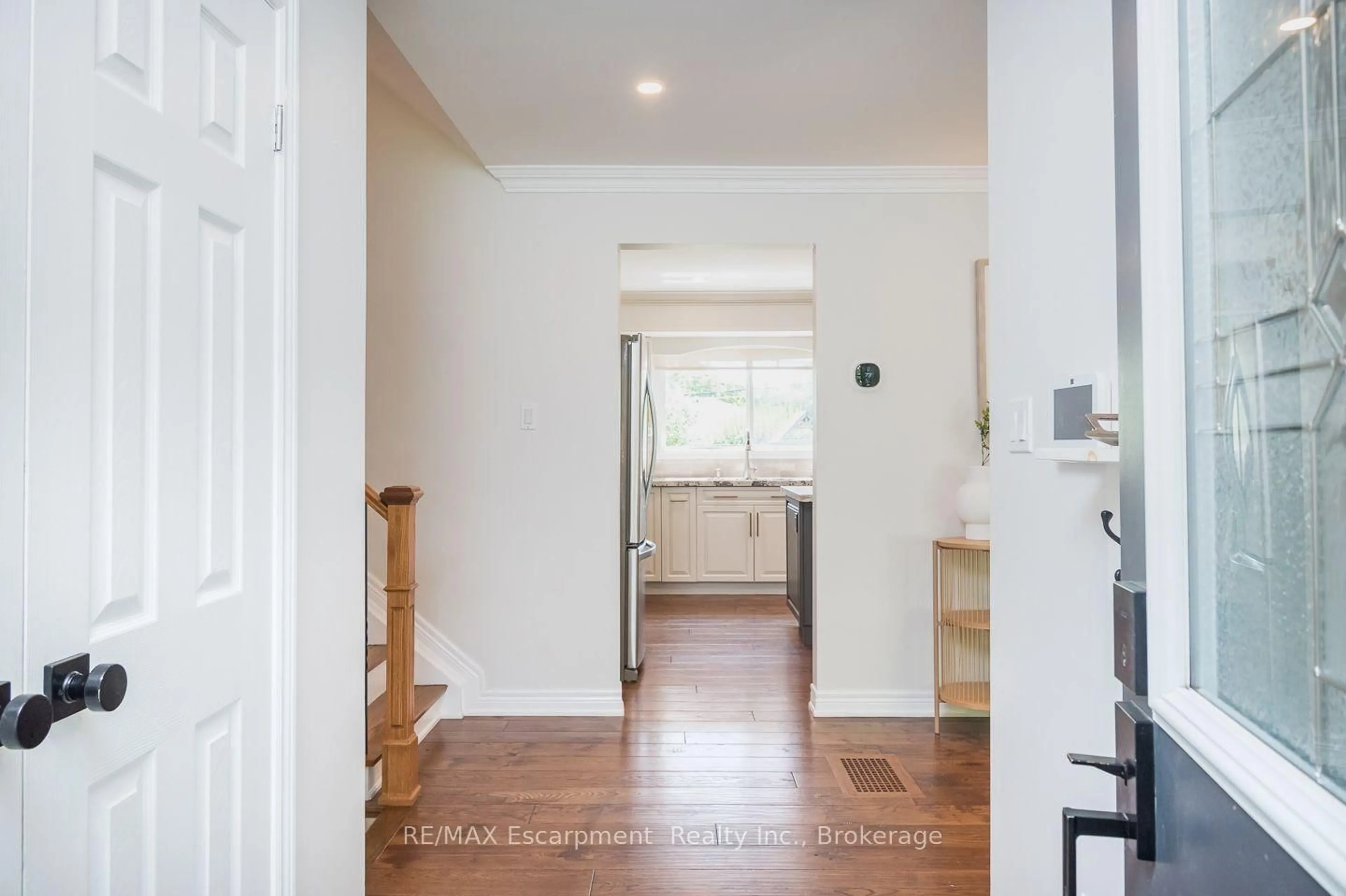 Indoor entryway for 5410 Clive Cres, Burlington Ontario L7L 3P1