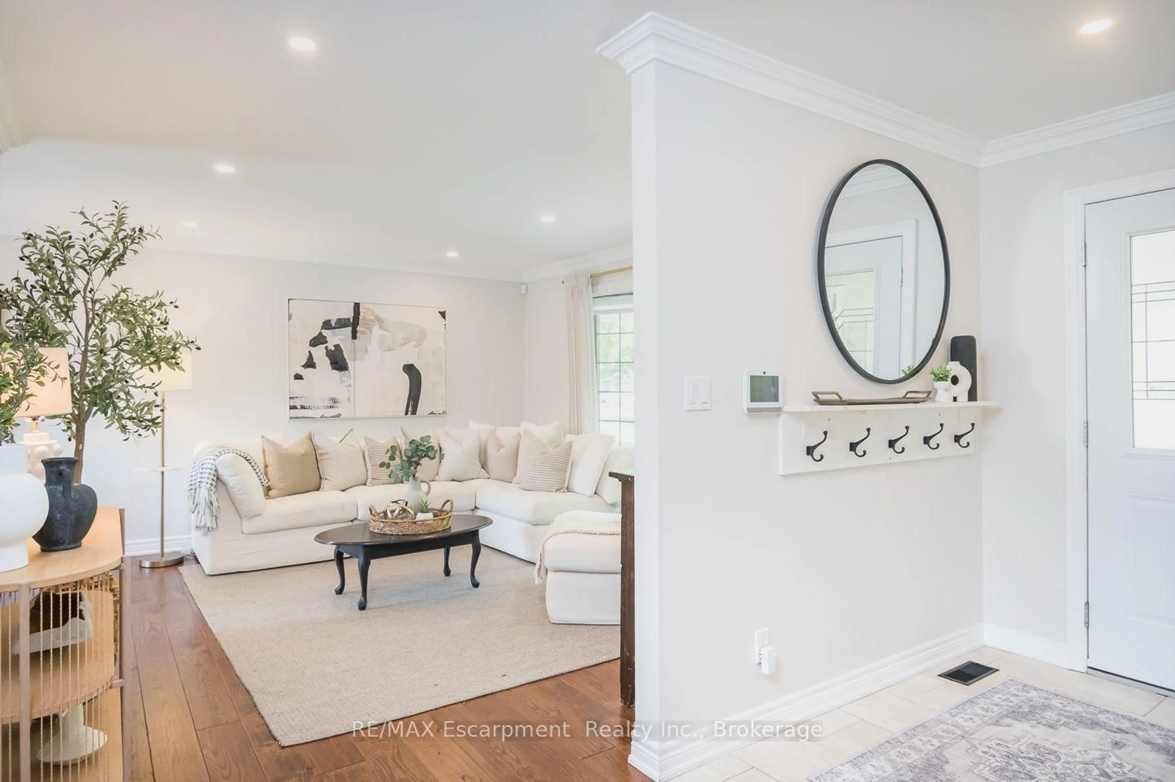 Living room with furniture, unknown for 5410 Clive Cres, Burlington Ontario L7L 3P1