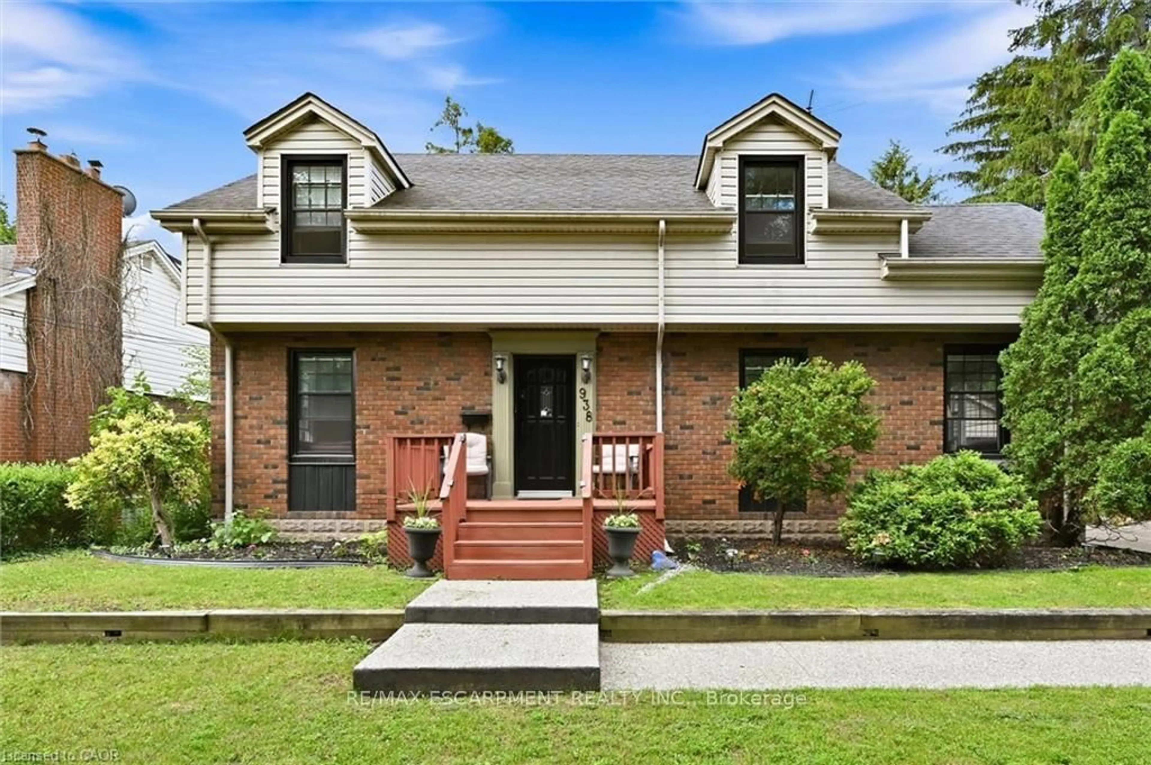 Home with brick exterior material, street for 938 CLOVERLEAF Dr, Burlington Ontario L7T 3Y9