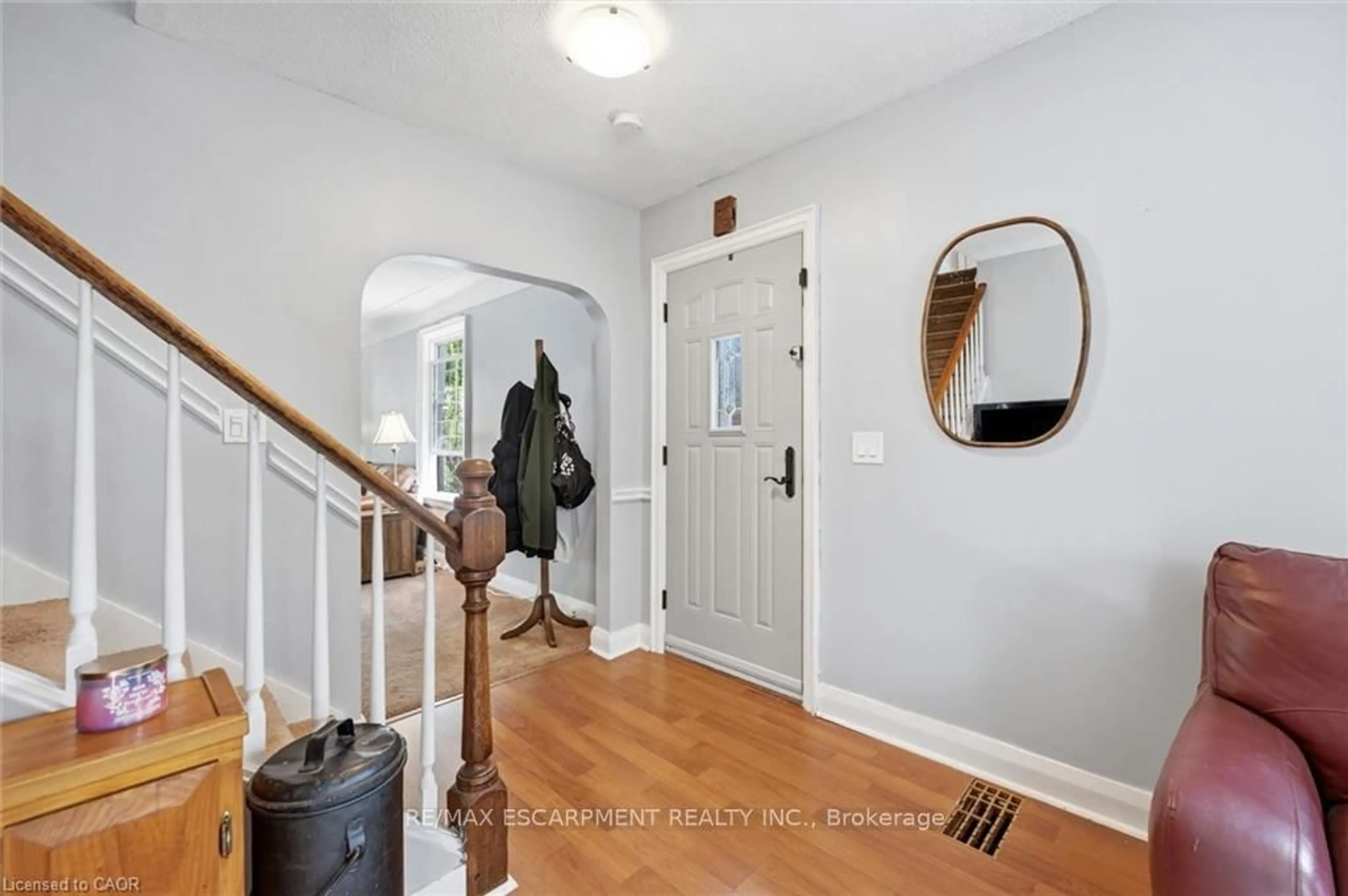 Indoor entryway for 938 CLOVERLEAF Dr, Burlington Ontario L7T 3Y9