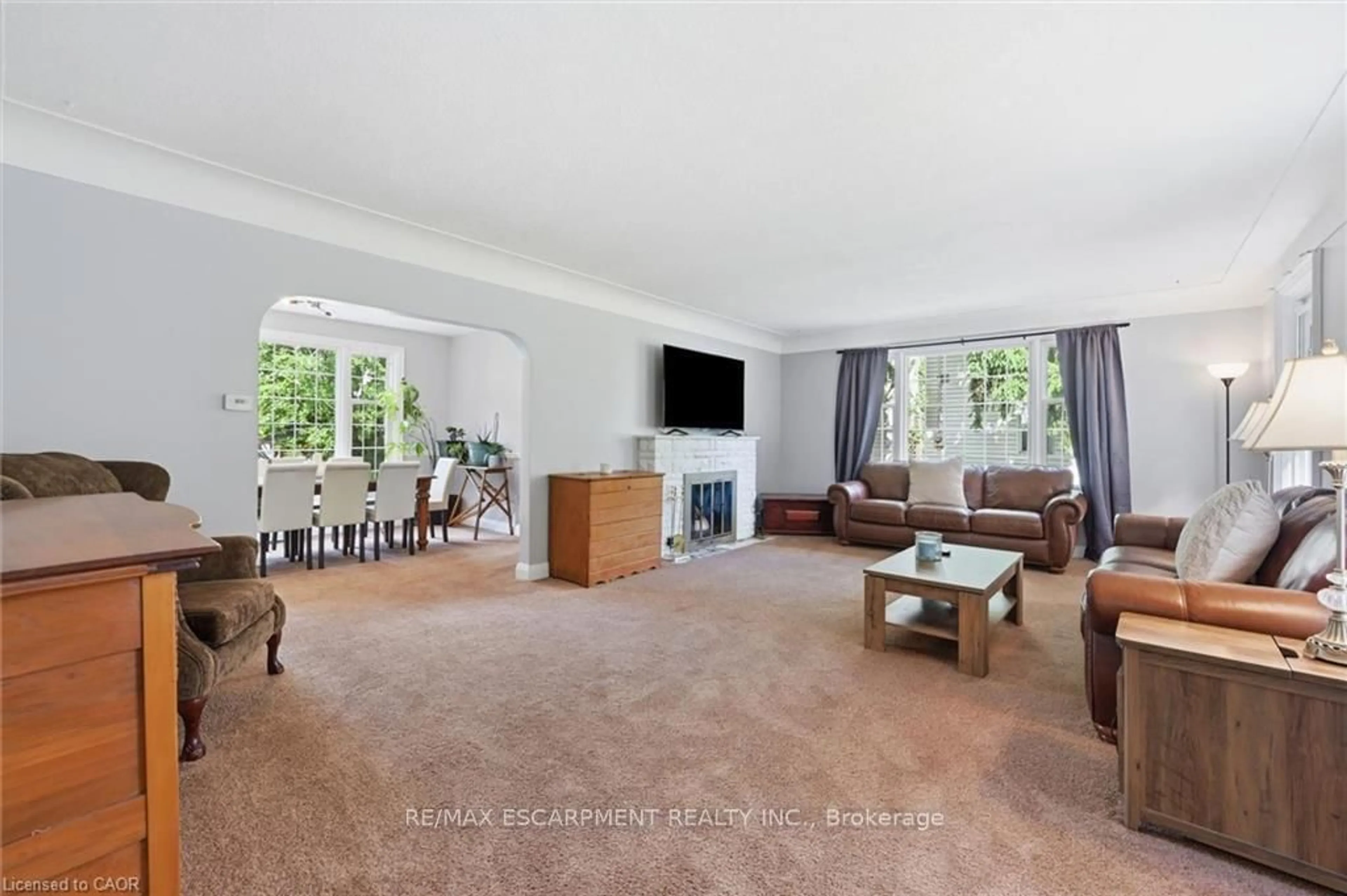 Living room with furniture, unknown for 938 CLOVERLEAF Dr, Burlington Ontario L7T 3Y9
