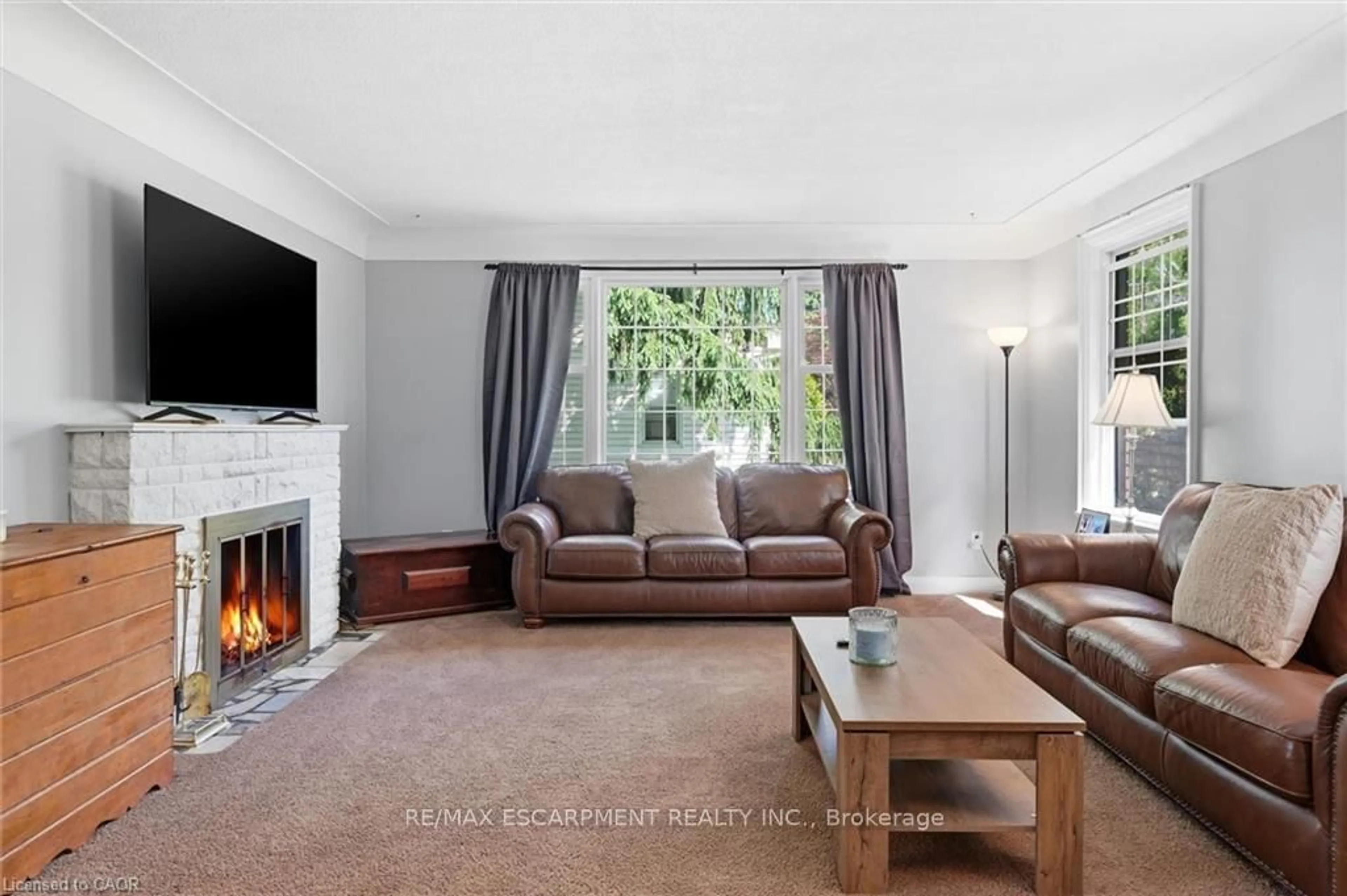 Living room with furniture, unknown for 938 CLOVERLEAF Dr, Burlington Ontario L7T 3Y9