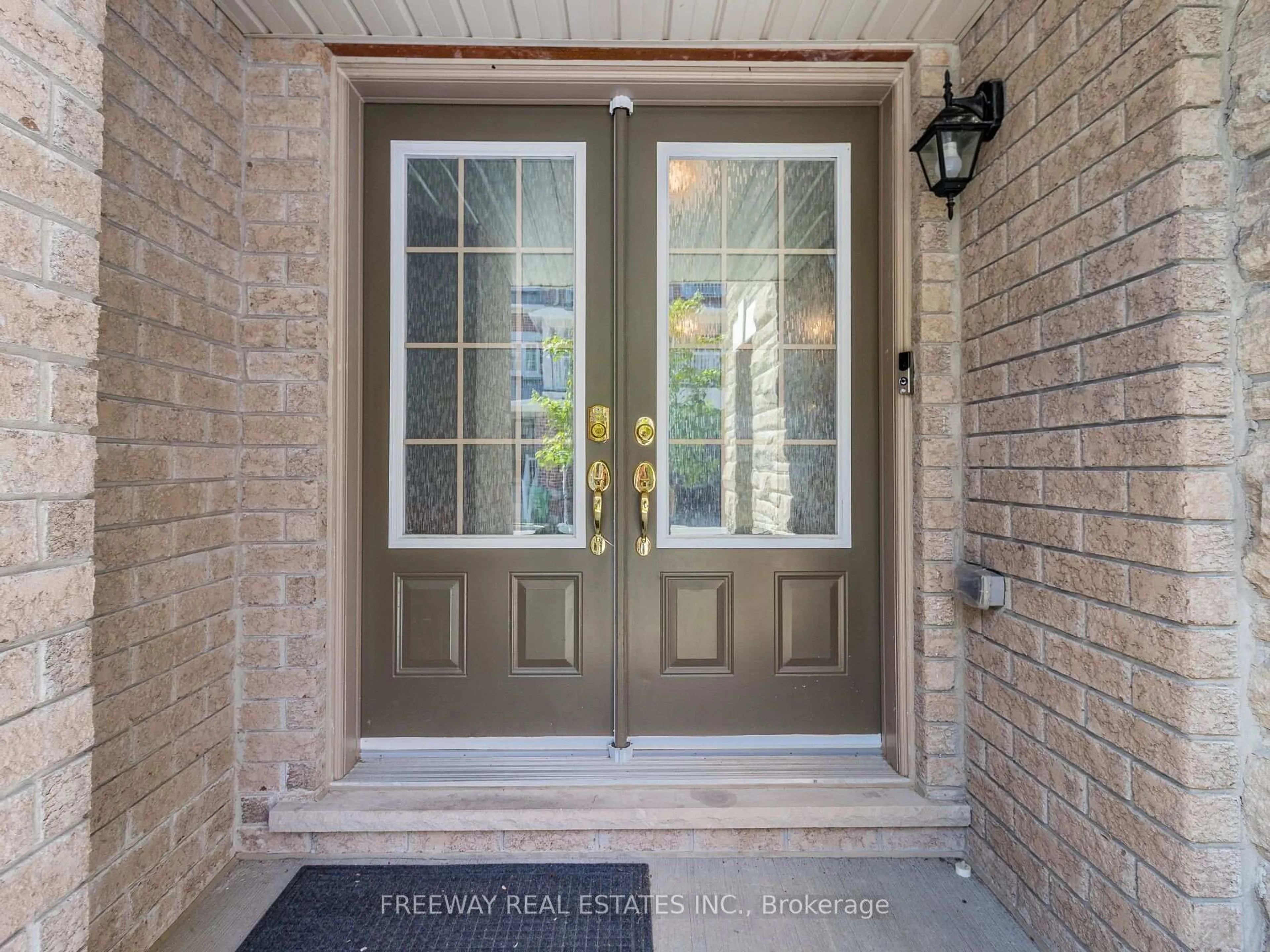 Indoor entryway for 46 Miami Grve, Brampton Ontario L6Z 0H7