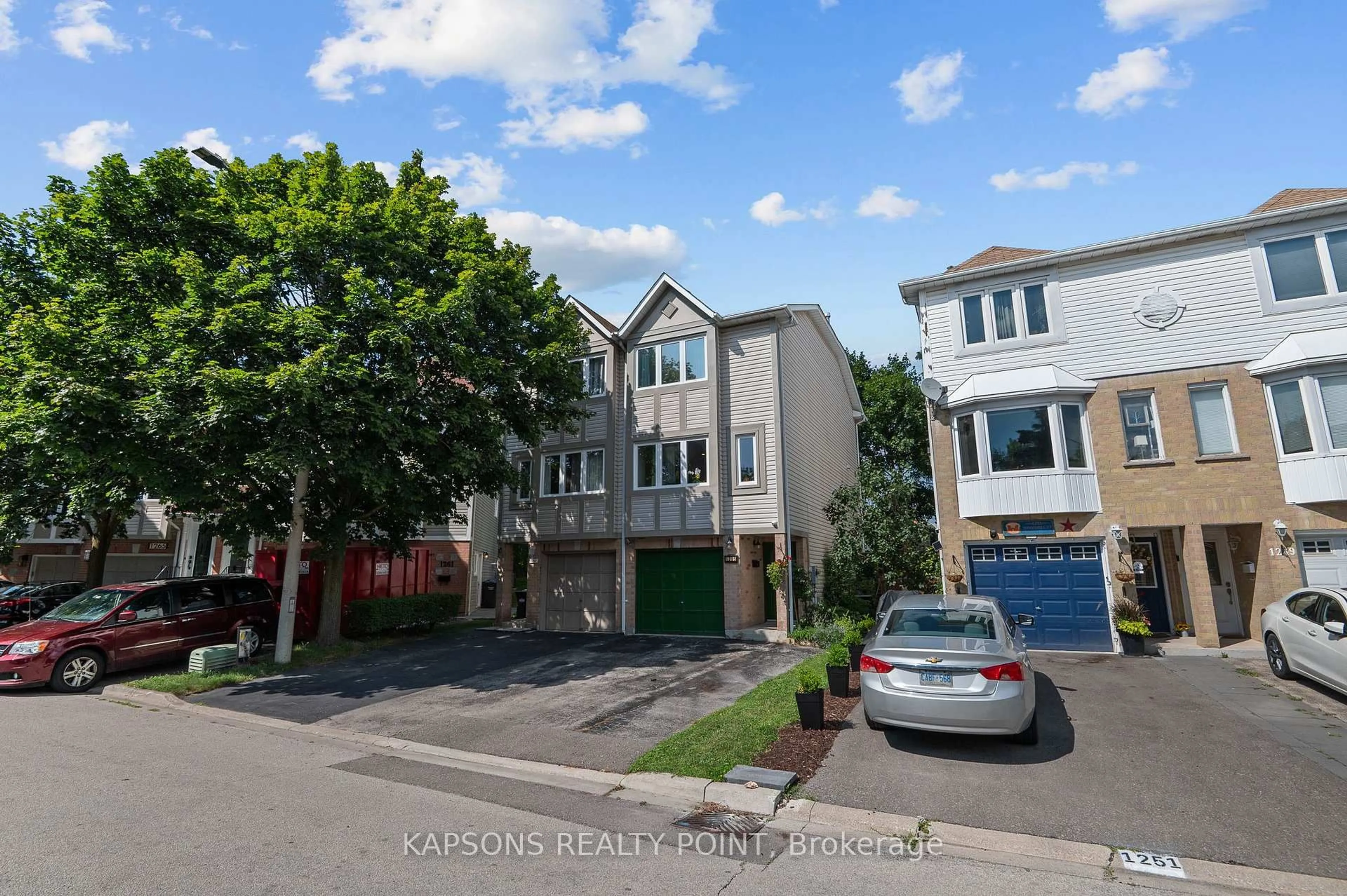 A pic from outside/outdoor area/front of a property/back of a property/a pic from drone, street for 1255 Woodhill Crt, Mississauga Ontario L5E 3H2