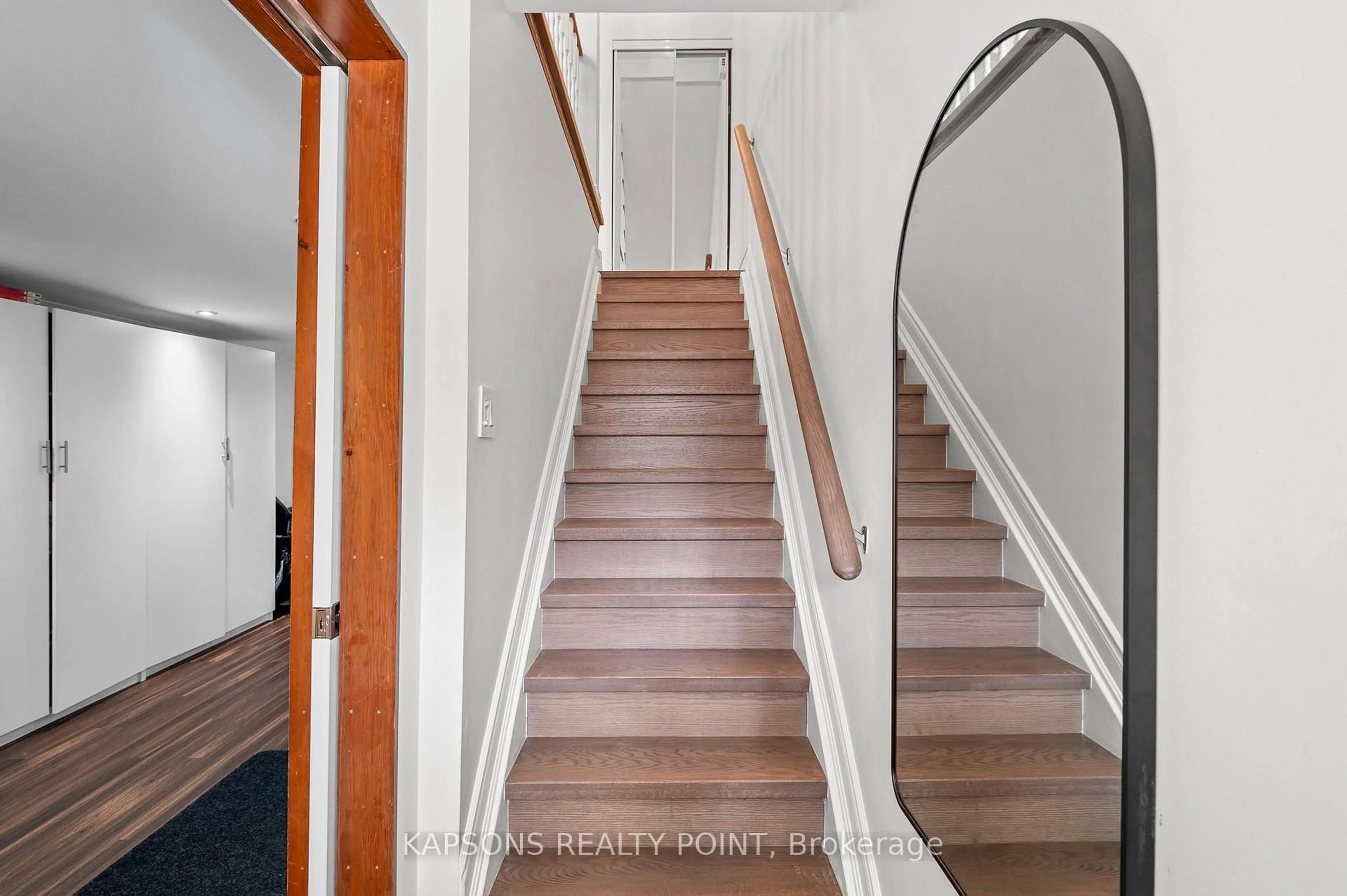 Stairs for 1255 Woodhill Crt, Mississauga Ontario L5E 3H2