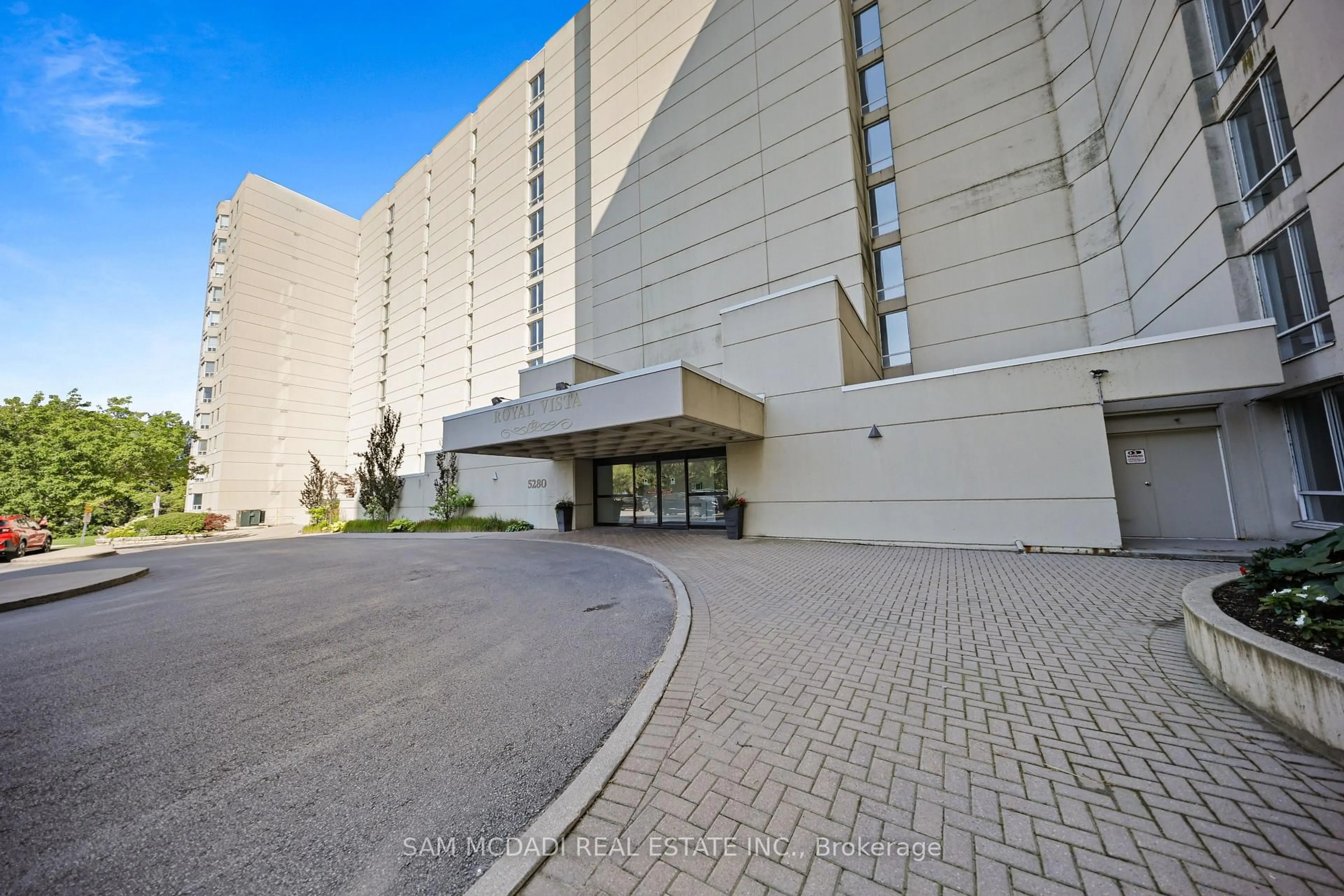 Indoor foyer for 5280 Lakeshore Rd #1105, Burlington Ontario L7L 5R1