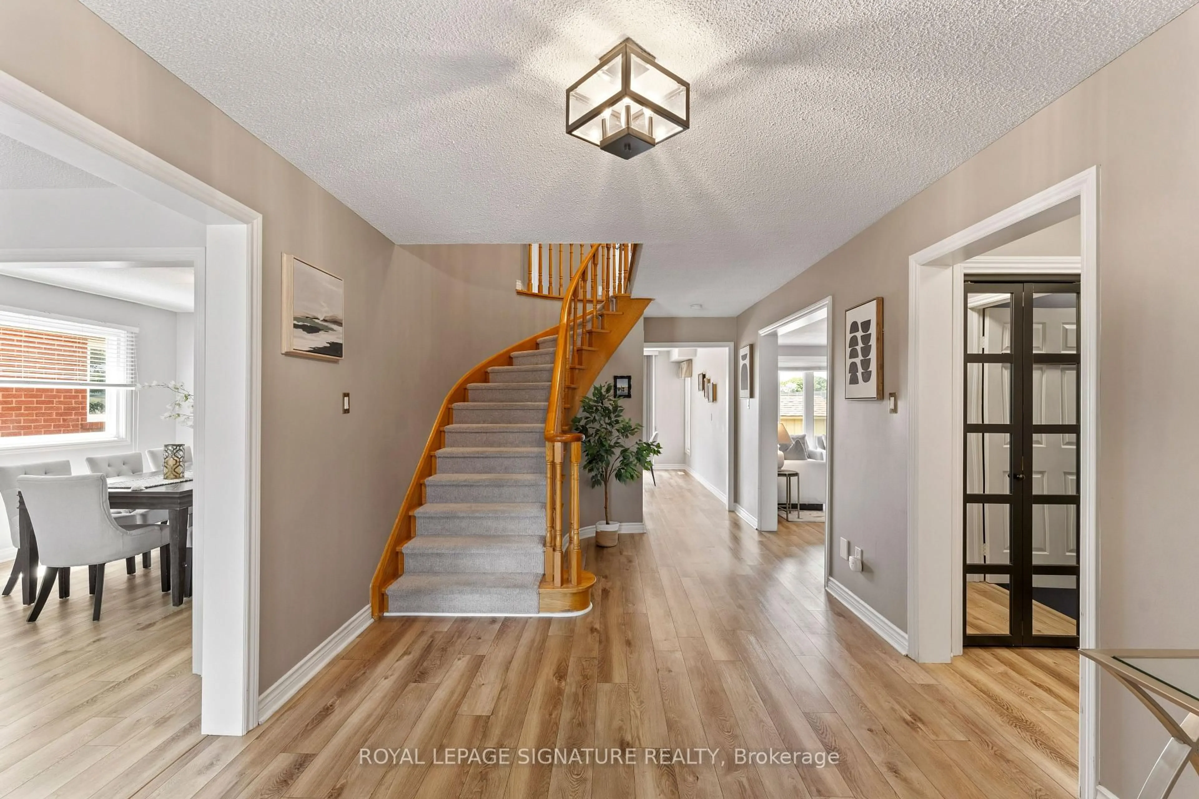 Indoor entryway for 146 Beaver Bend Cres, Toronto Ontario M9B 5S1