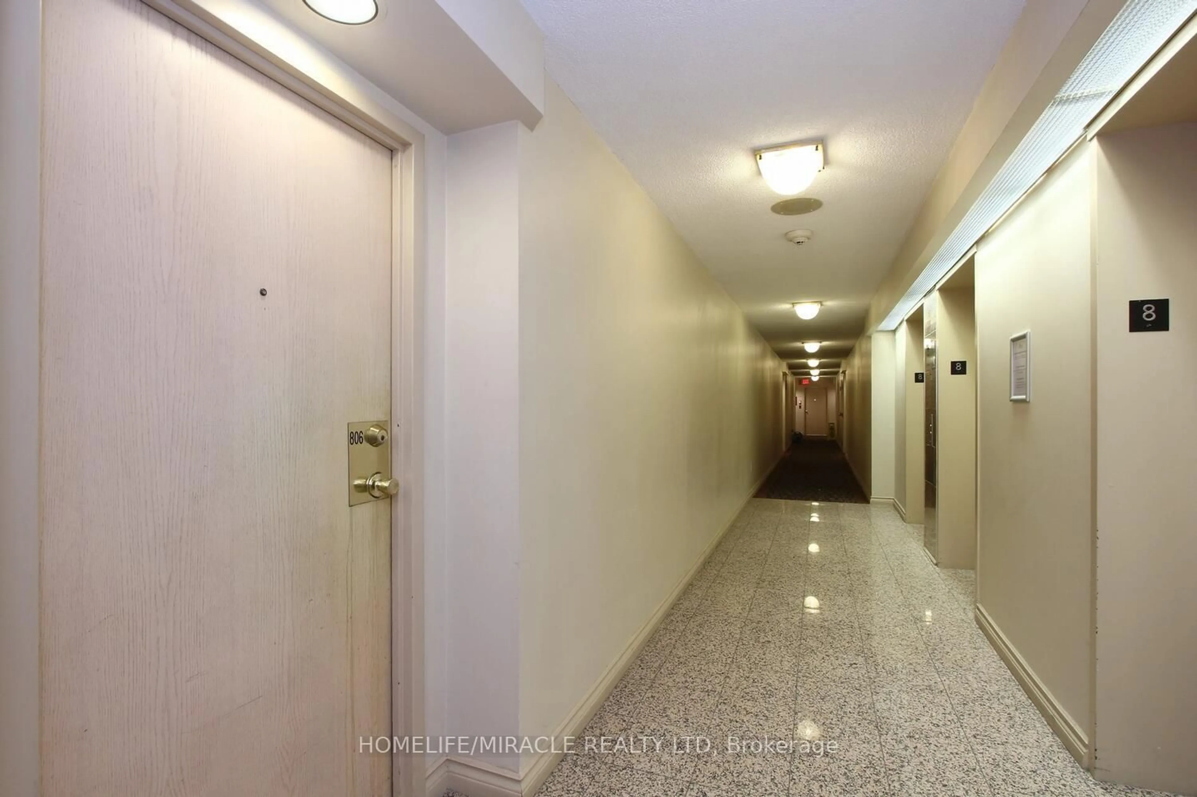 Indoor foyer for 400 Webb Dr #806, Mississauga Ontario L5B 3Z7