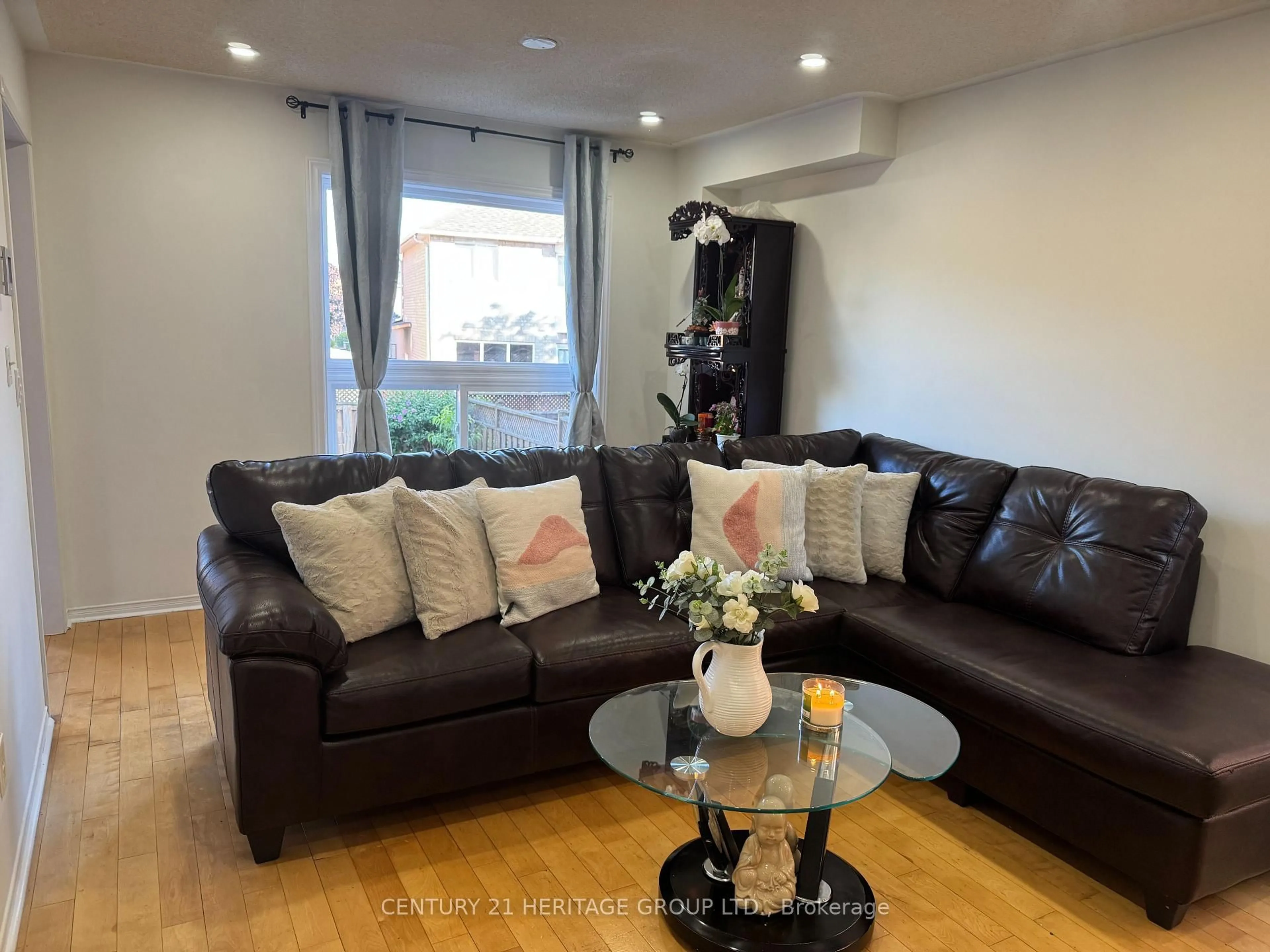 Living room with furniture, wood/laminate floor for 5781 Sidmouth St, Mississauga Ontario L5V 2K3