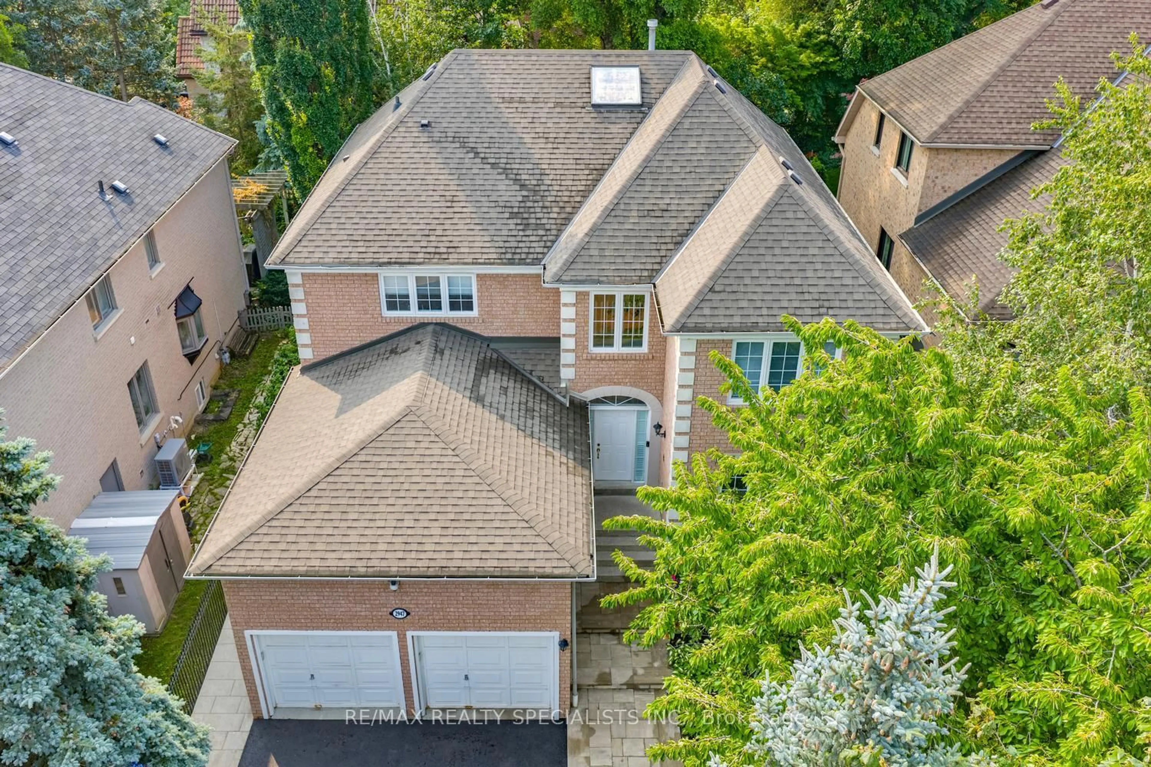 A pic from outside/outdoor area/front of a property/back of a property/a pic from drone, street for 2947 Hammond Rd, Mississauga Ontario L5K 2M5