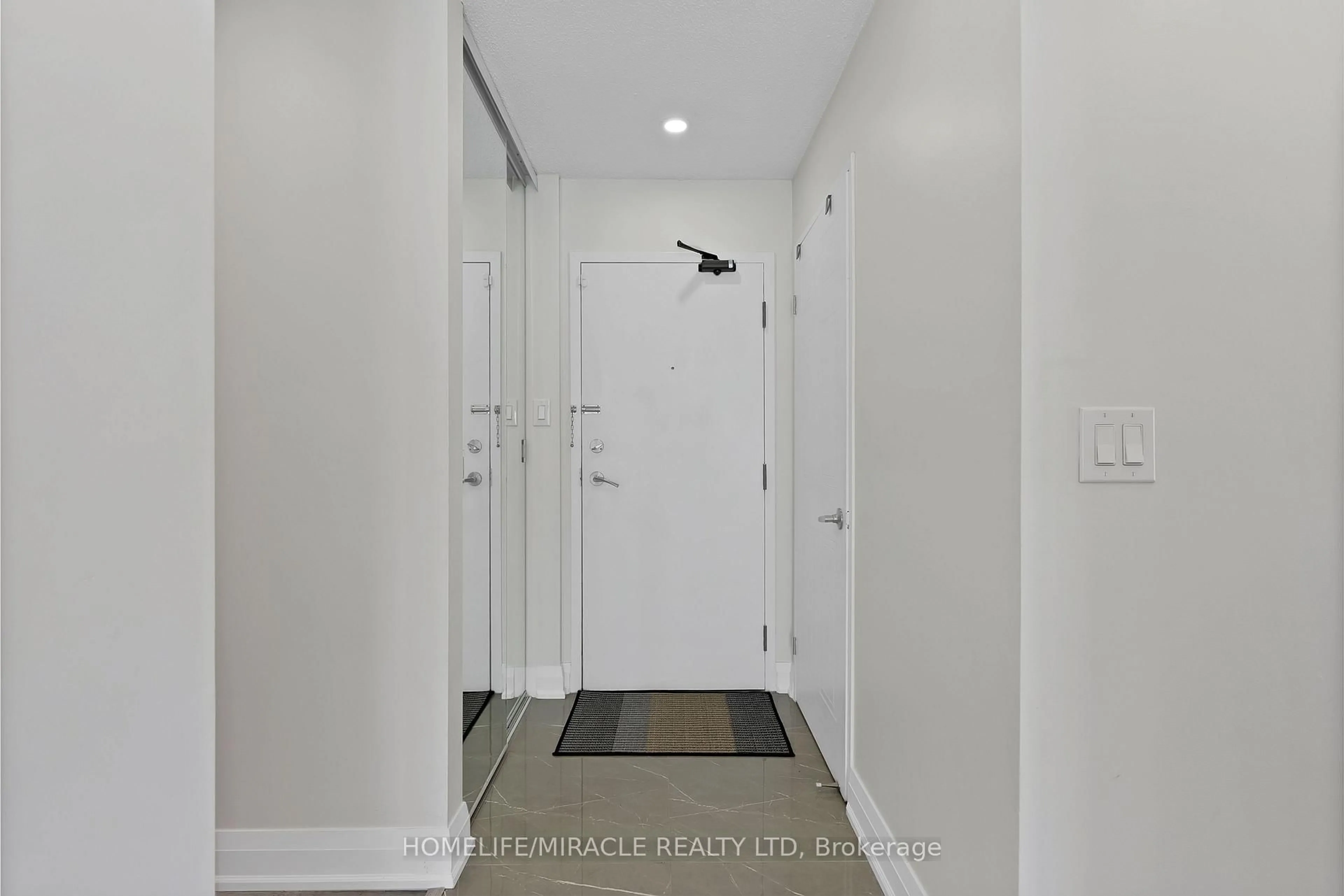 Indoor entryway for 350 Webb Dr #112, Mississauga Ontario L5B 3W4