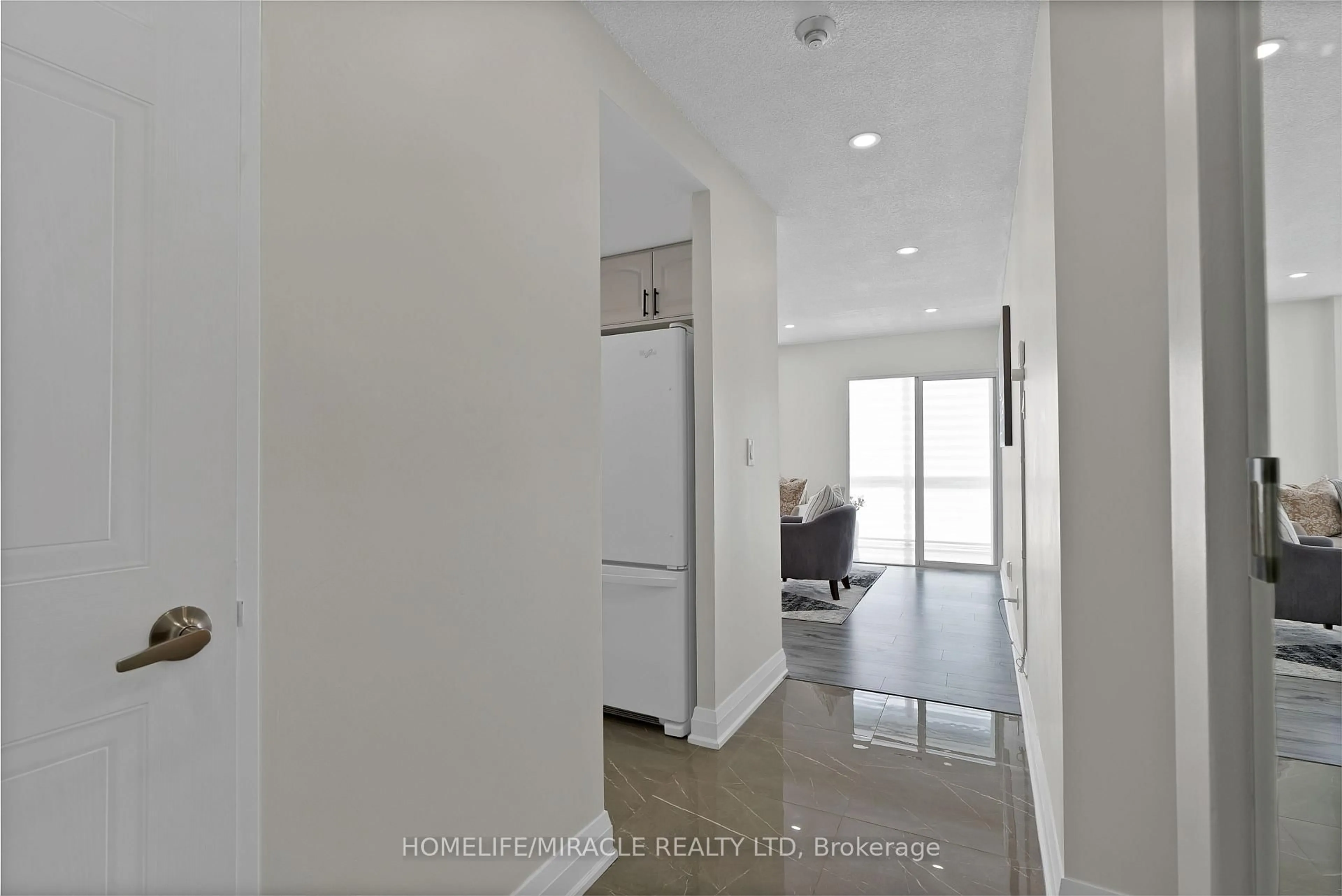 Indoor foyer for 350 Webb Dr #112, Mississauga Ontario L5B 3W4