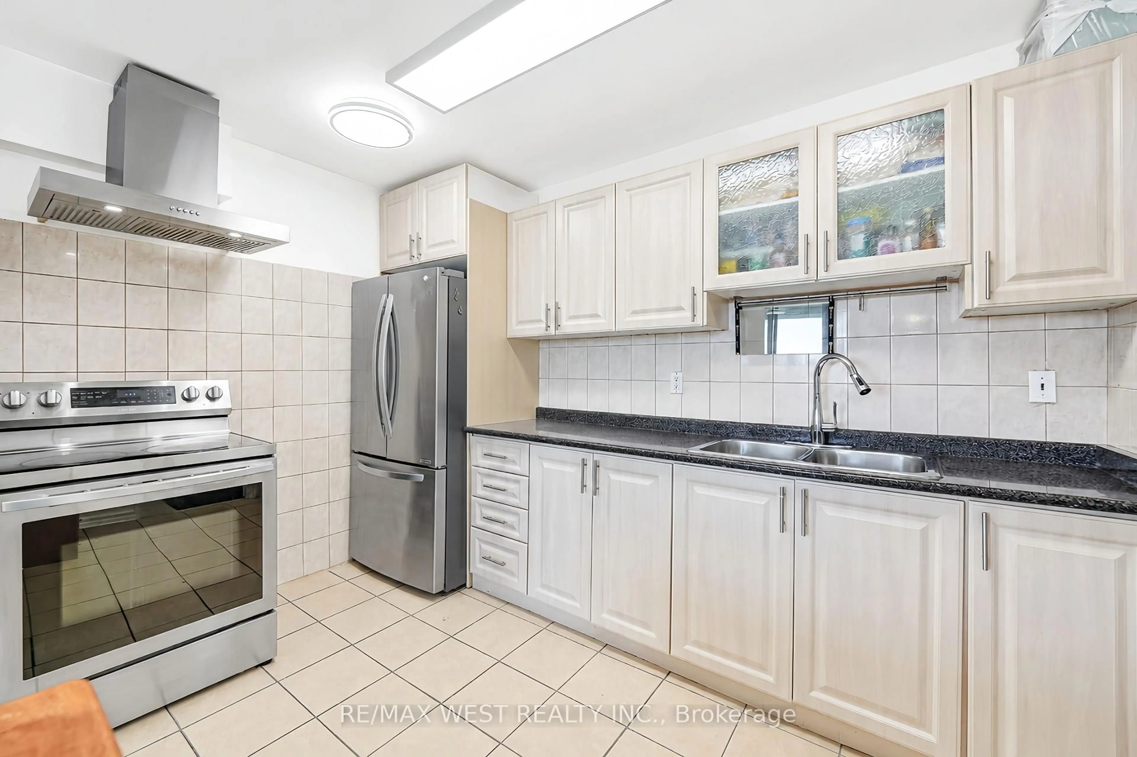 Standard kitchen, ceramic/tile floor for 335 Driftwood Ave #709, Toronto Ontario M3N 2P3