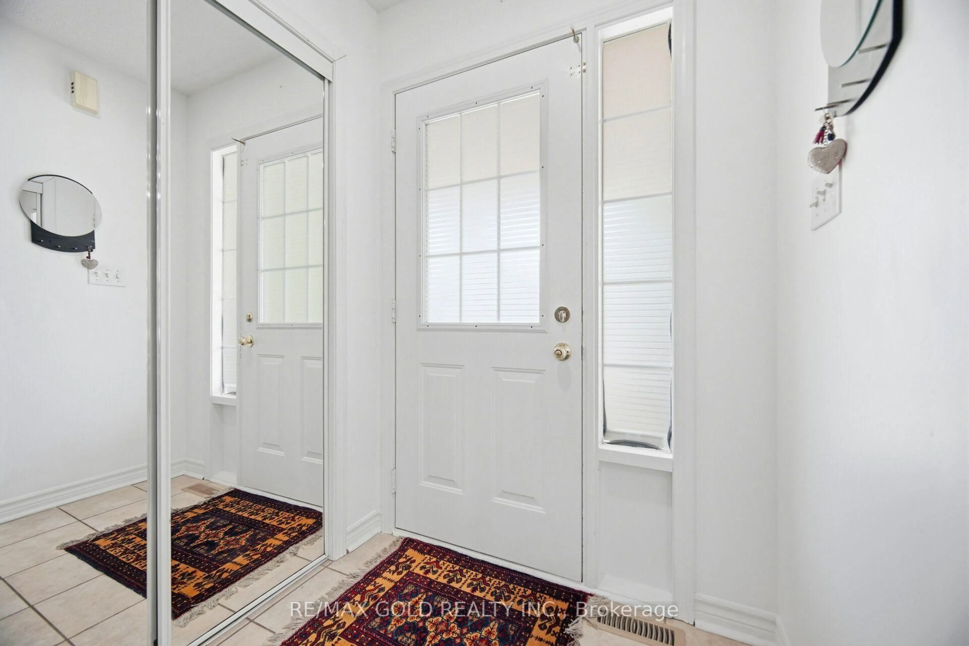 Indoor entryway for 1523 Beaty Tr, Milton Ontario L9T 5V3