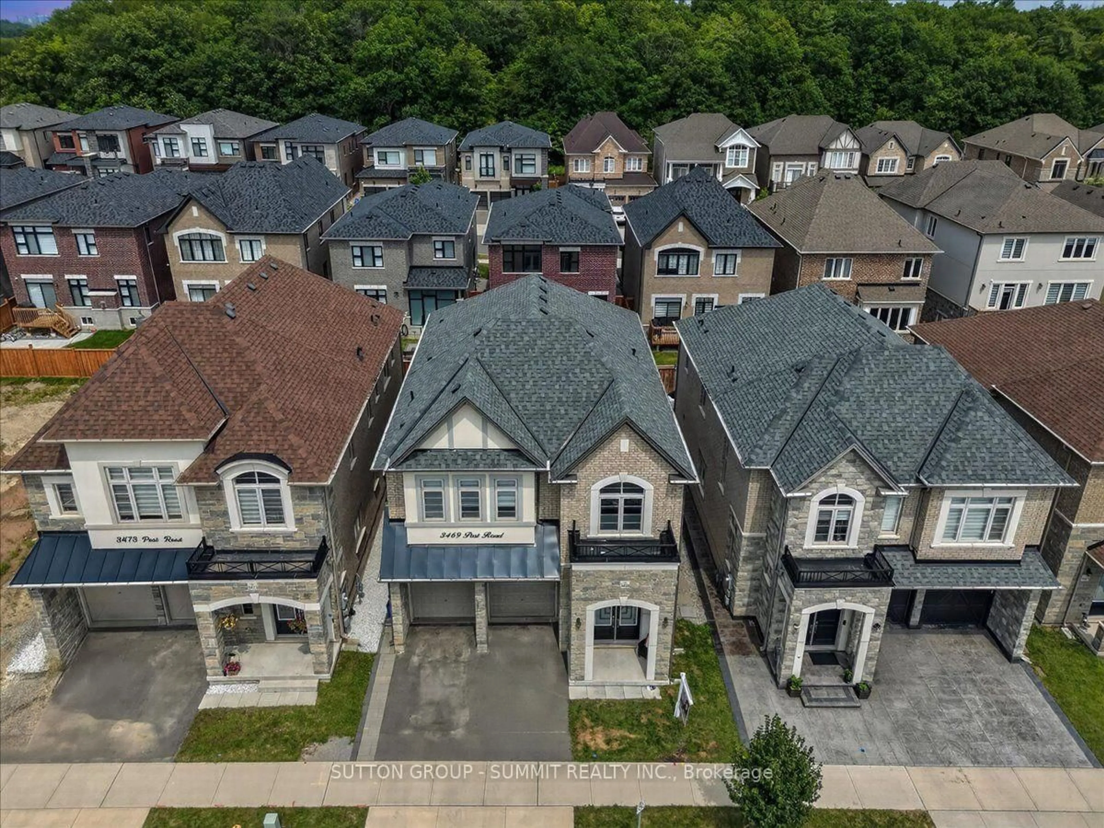 A pic from outside/outdoor area/front of a property/back of a property/a pic from drone, street for 3469 Post Rd, Oakville Ontario L6H 0Y9