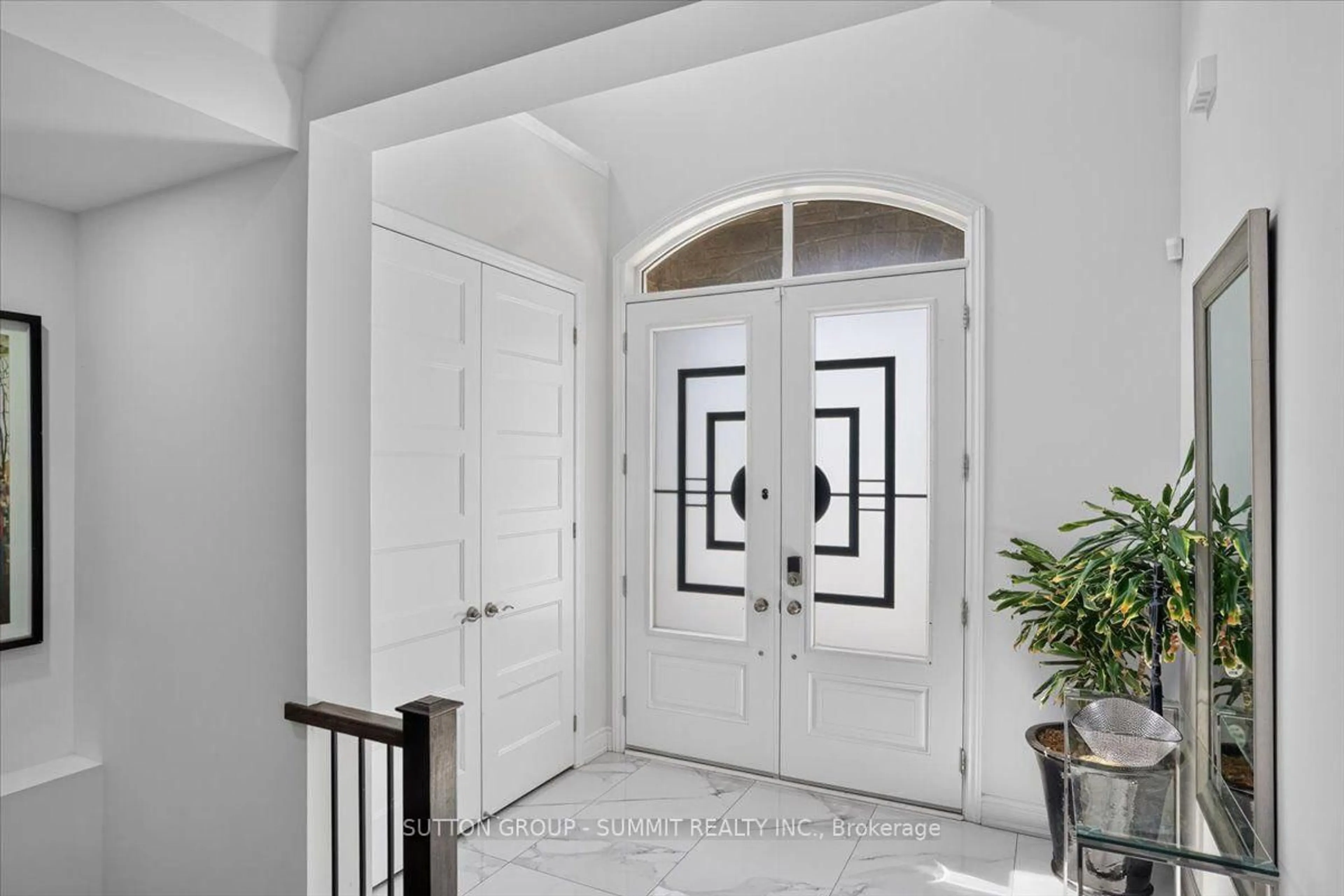 Indoor entryway for 3469 Post Rd, Oakville Ontario L6H 0Y9