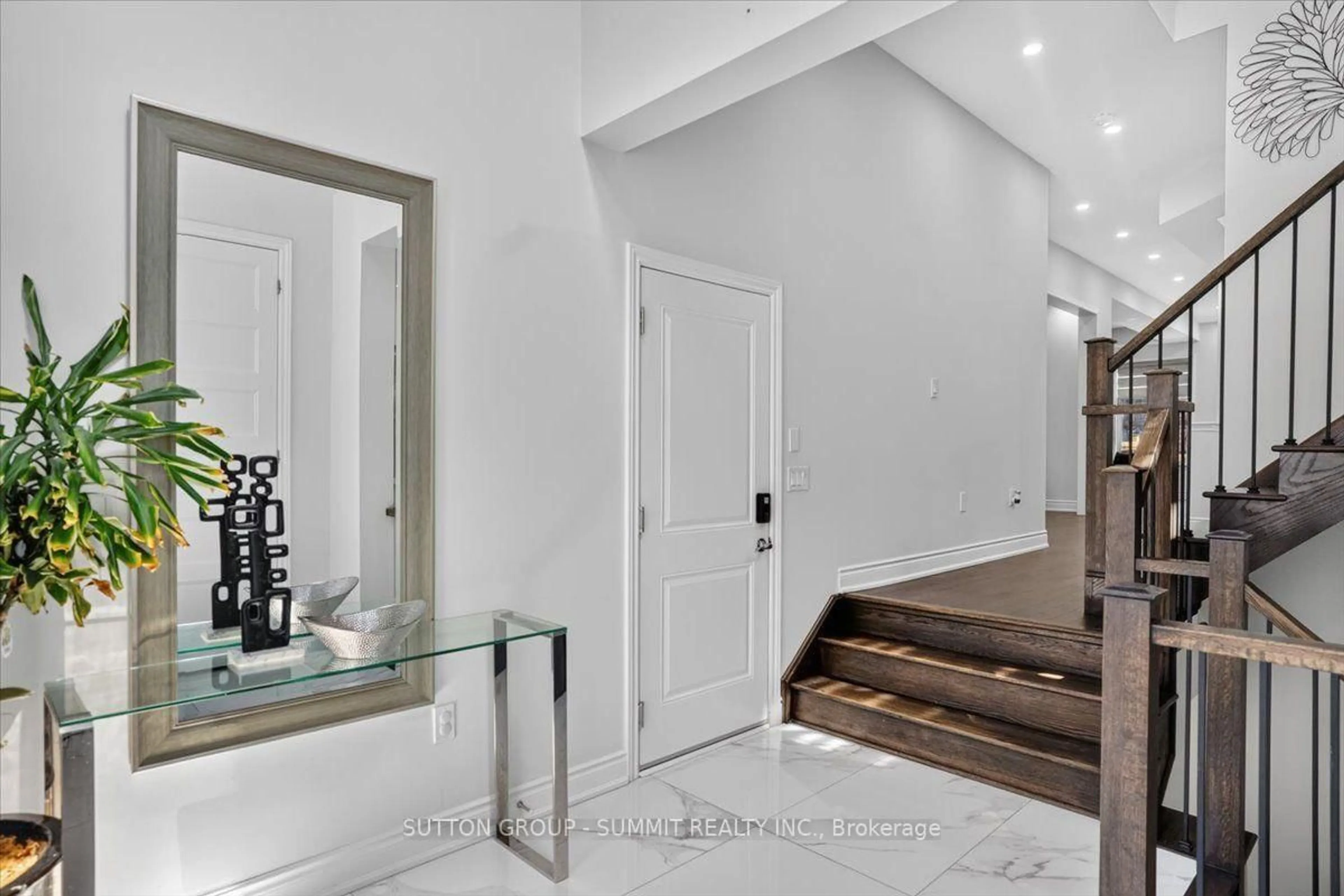 Indoor foyer for 3469 Post Rd, Oakville Ontario L6H 0Y9