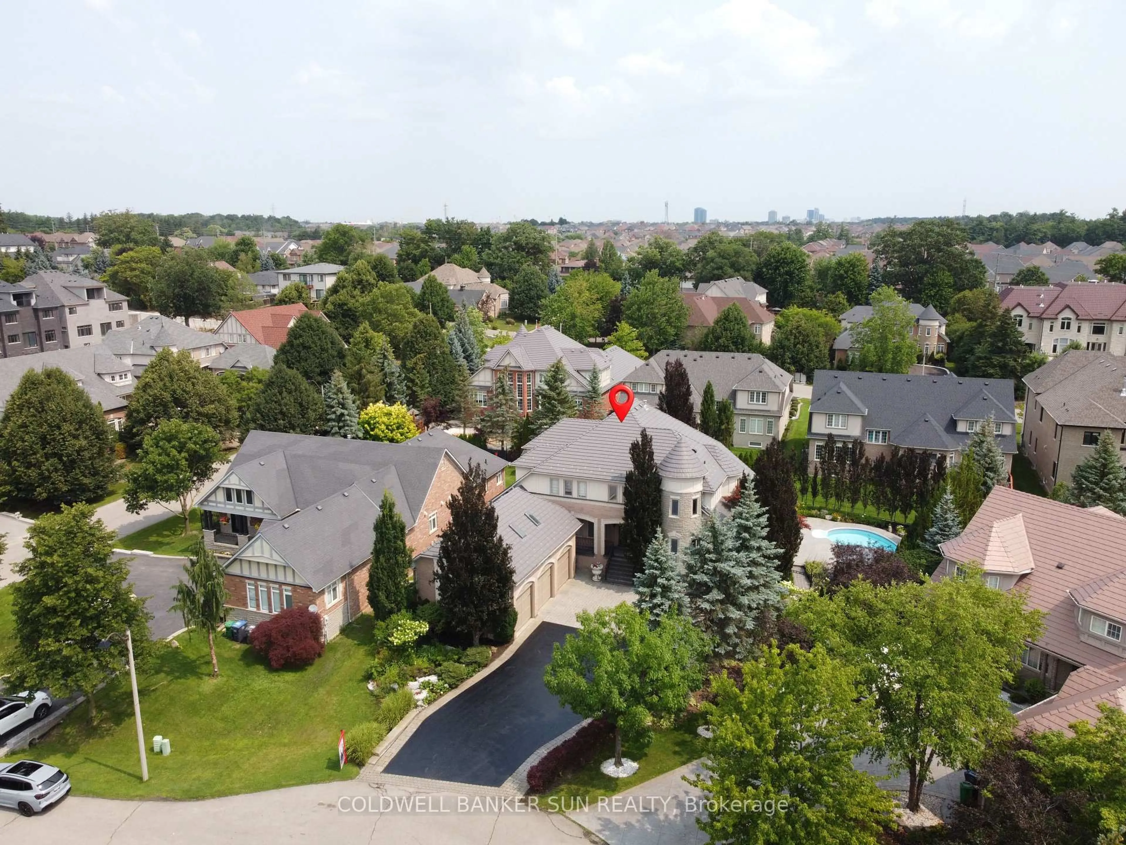 A pic from outside/outdoor area/front of a property/back of a property/a pic from drone, unknown for 10 PRIDE Crt, Brampton Ontario L6Y 5H3