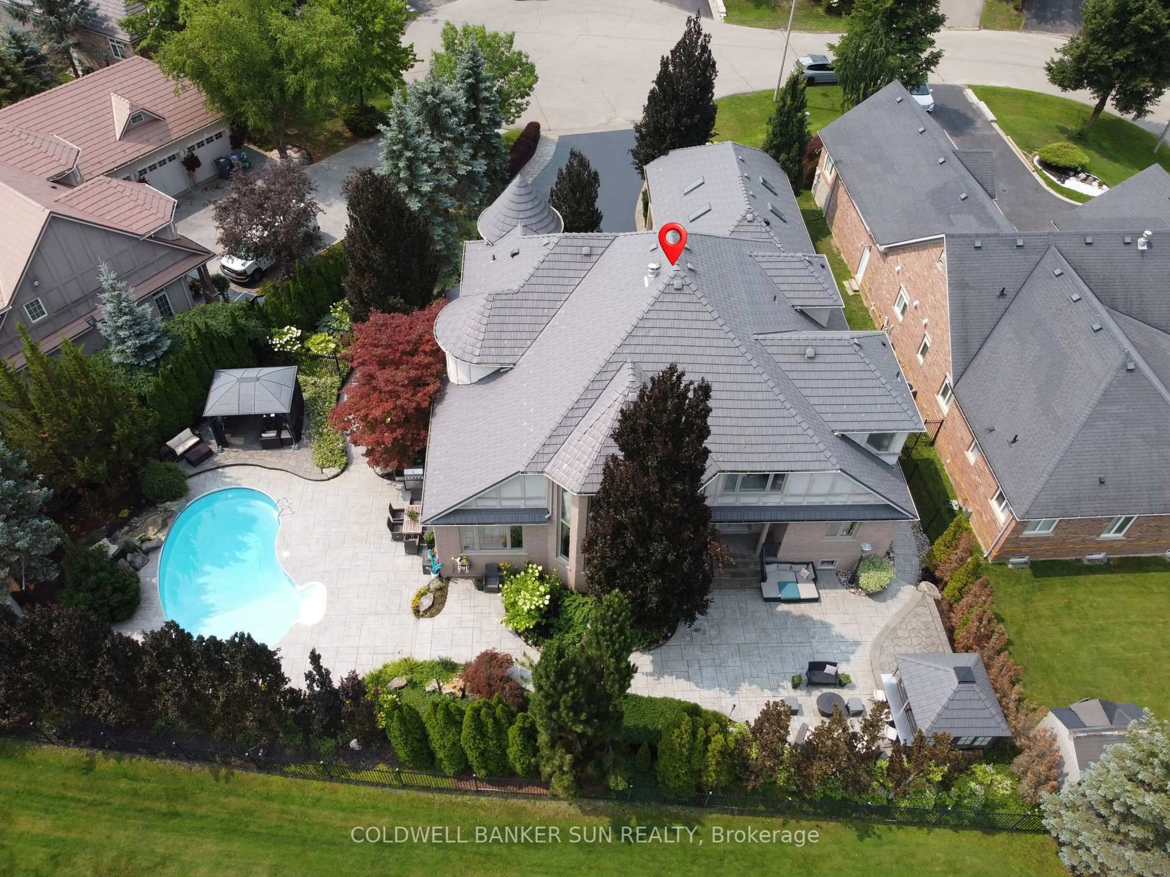 A pic from outside/outdoor area/front of a property/back of a property/a pic from drone, street for 10 PRIDE Crt, Brampton Ontario L6Y 5H3