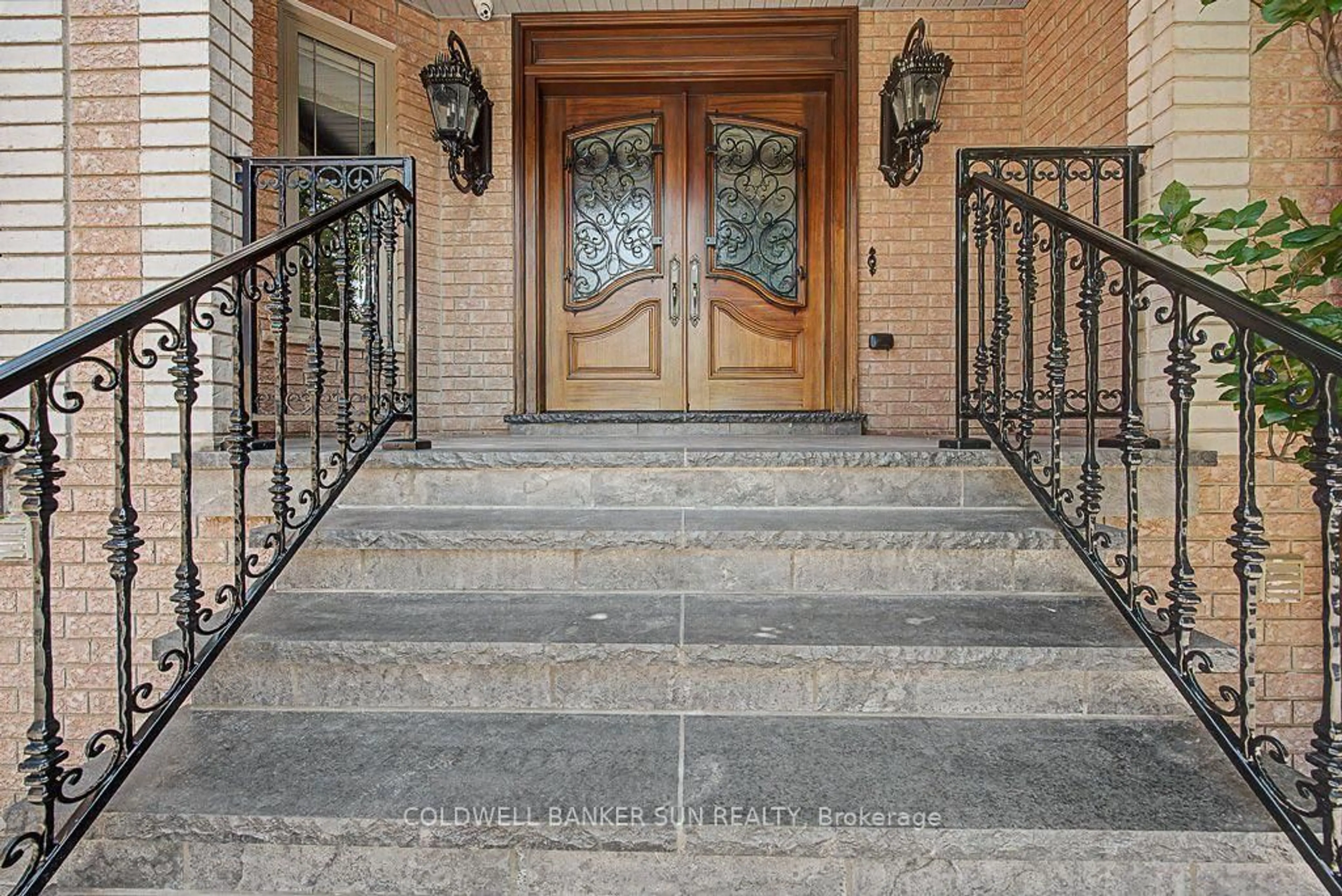 Unknown for 10 PRIDE Crt, Brampton Ontario L6Y 5H3
