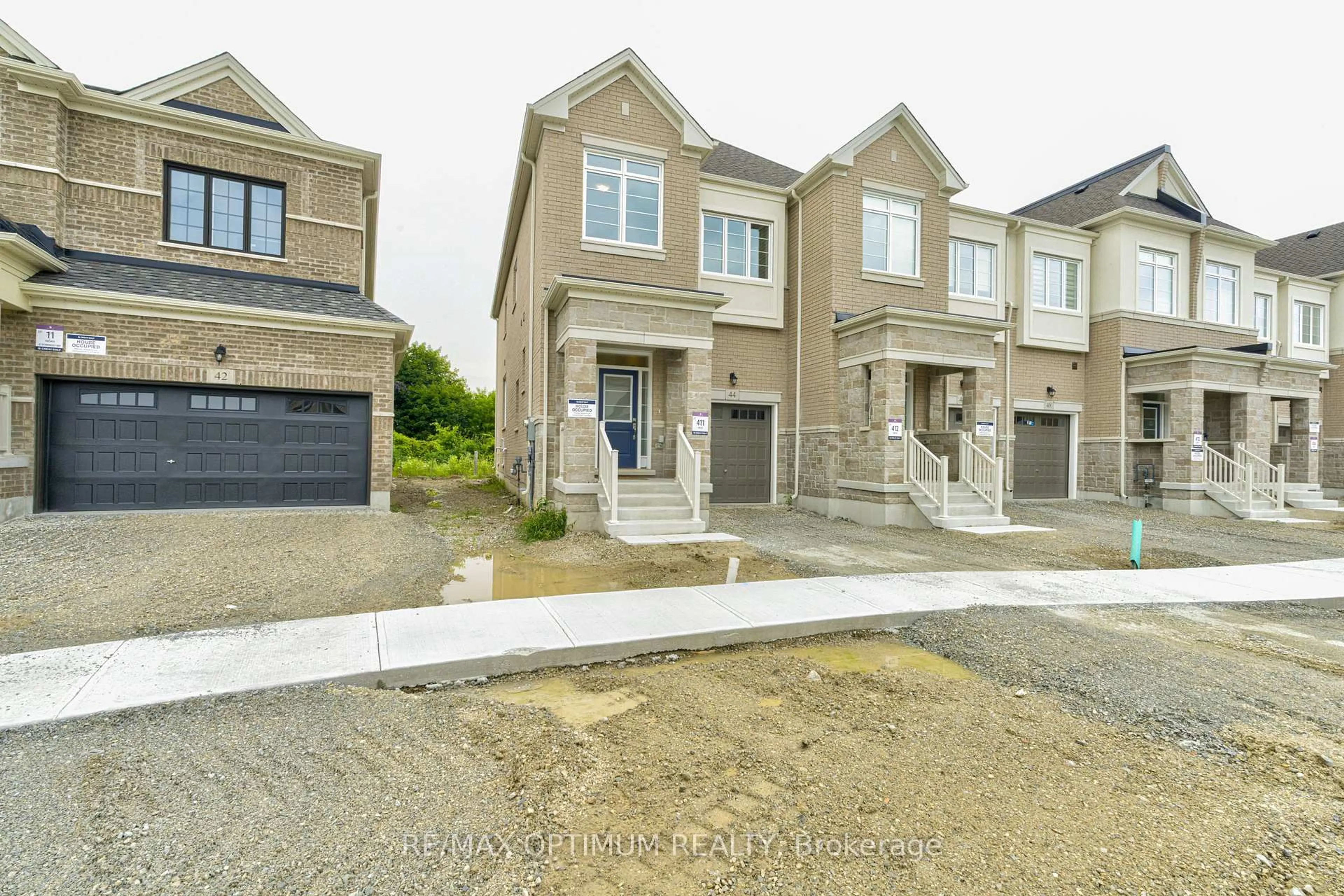 A pic from outside/outdoor area/front of a property/back of a property/a pic from drone, street for 44 Bermondsey Way, Brampton Ontario L6Y 6K9