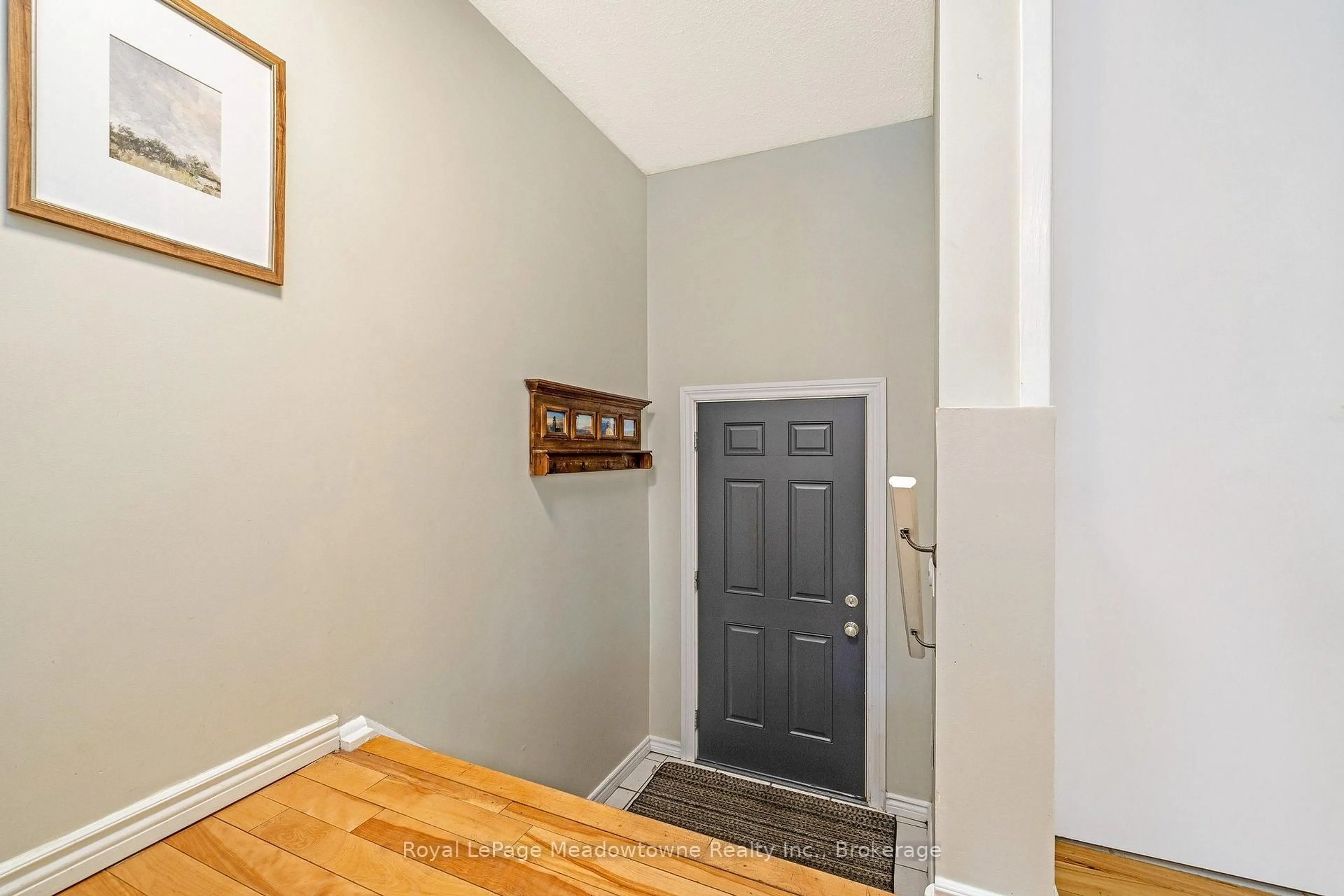Indoor entryway for 481 Pitfield Rd #4, Milton Ontario L9T 3J5