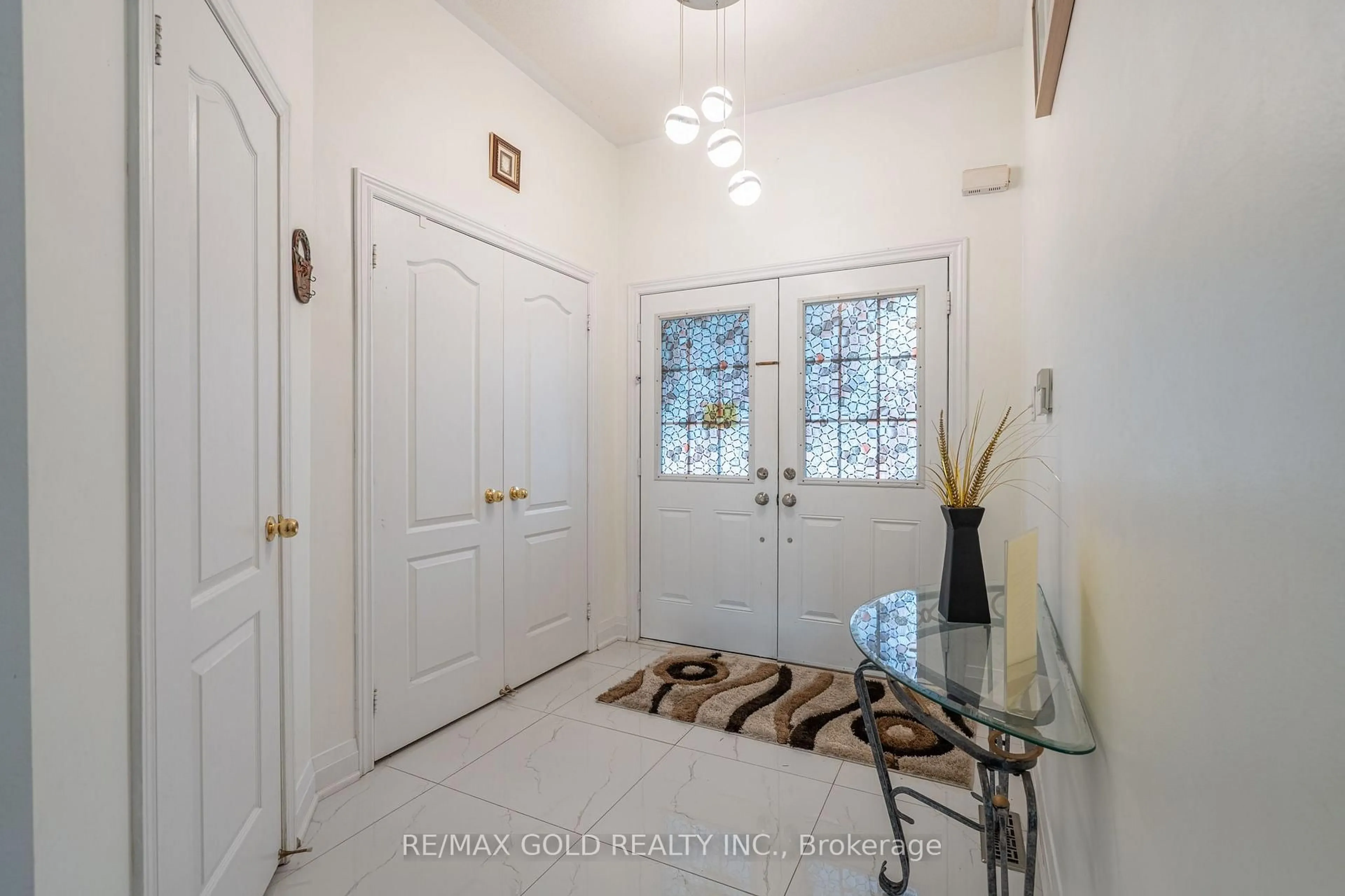 Indoor entryway for 25 Oblate Cres, Brampton Ontario L6Y 0K2