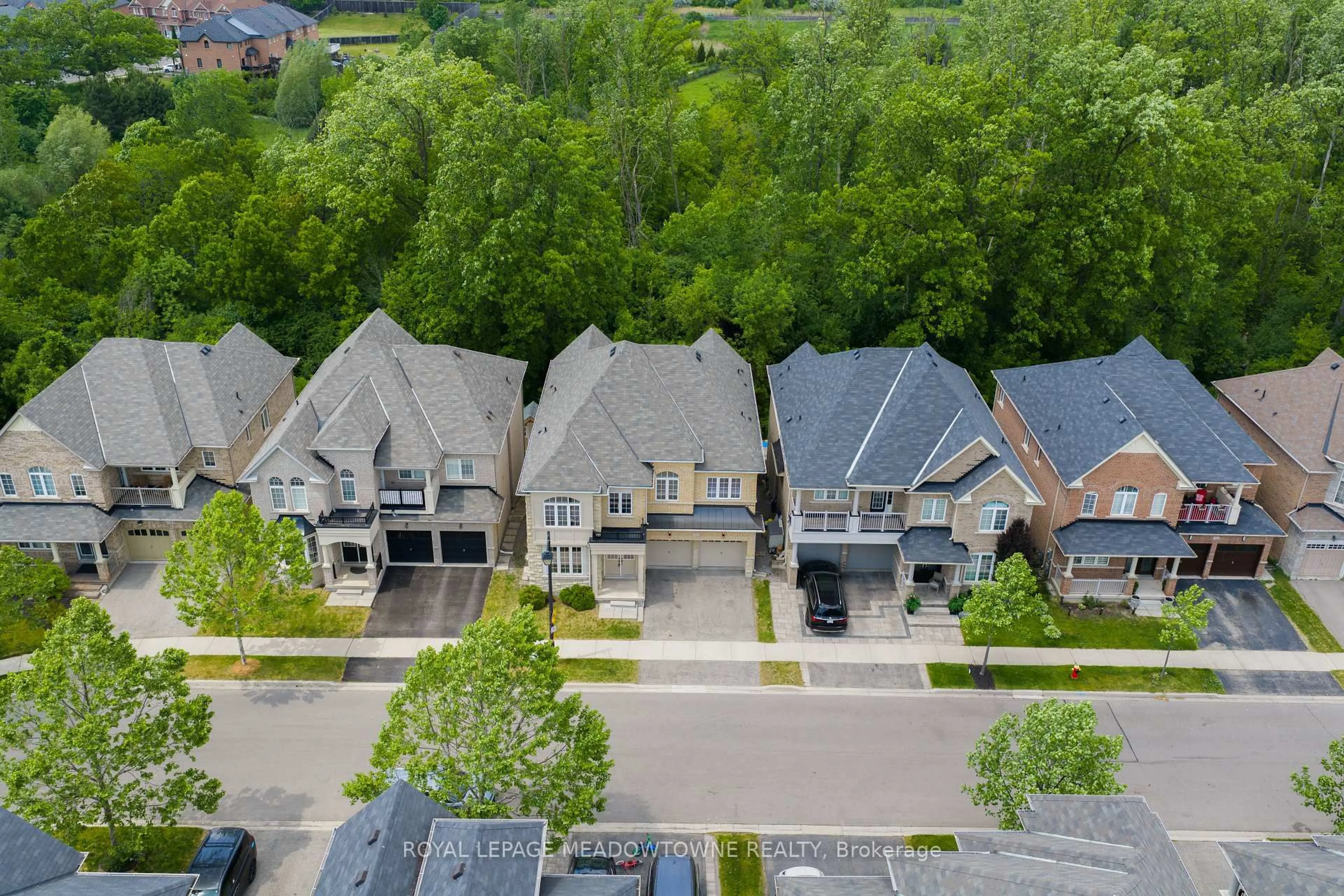 A pic from outside/outdoor area/front of a property/back of a property/a pic from drone, street for 332 McGibbon Dr, Milton Ontario L9T 5K7