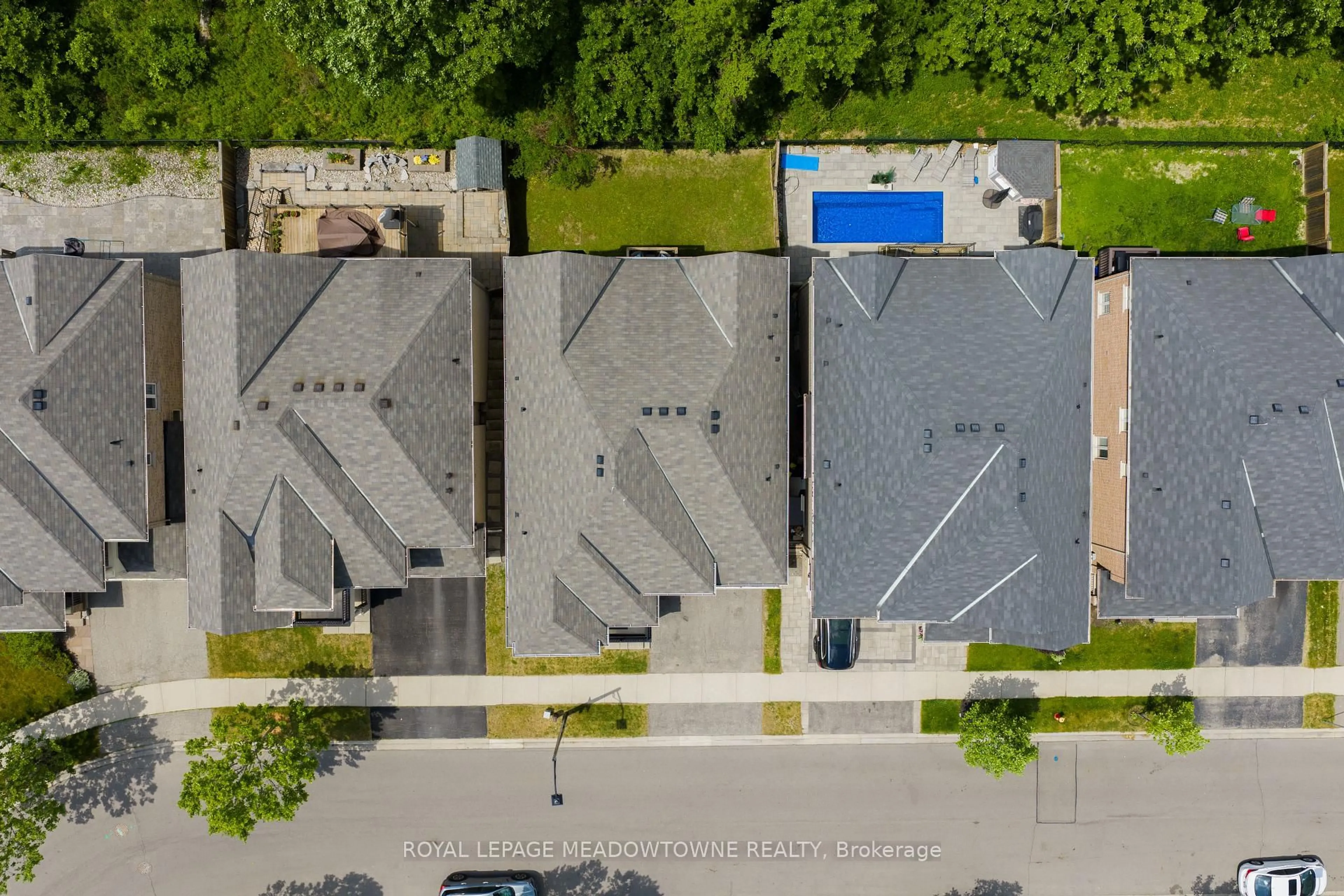 A pic from outside/outdoor area/front of a property/back of a property/a pic from drone, street for 332 McGibbon Dr, Milton Ontario L9T 5K7