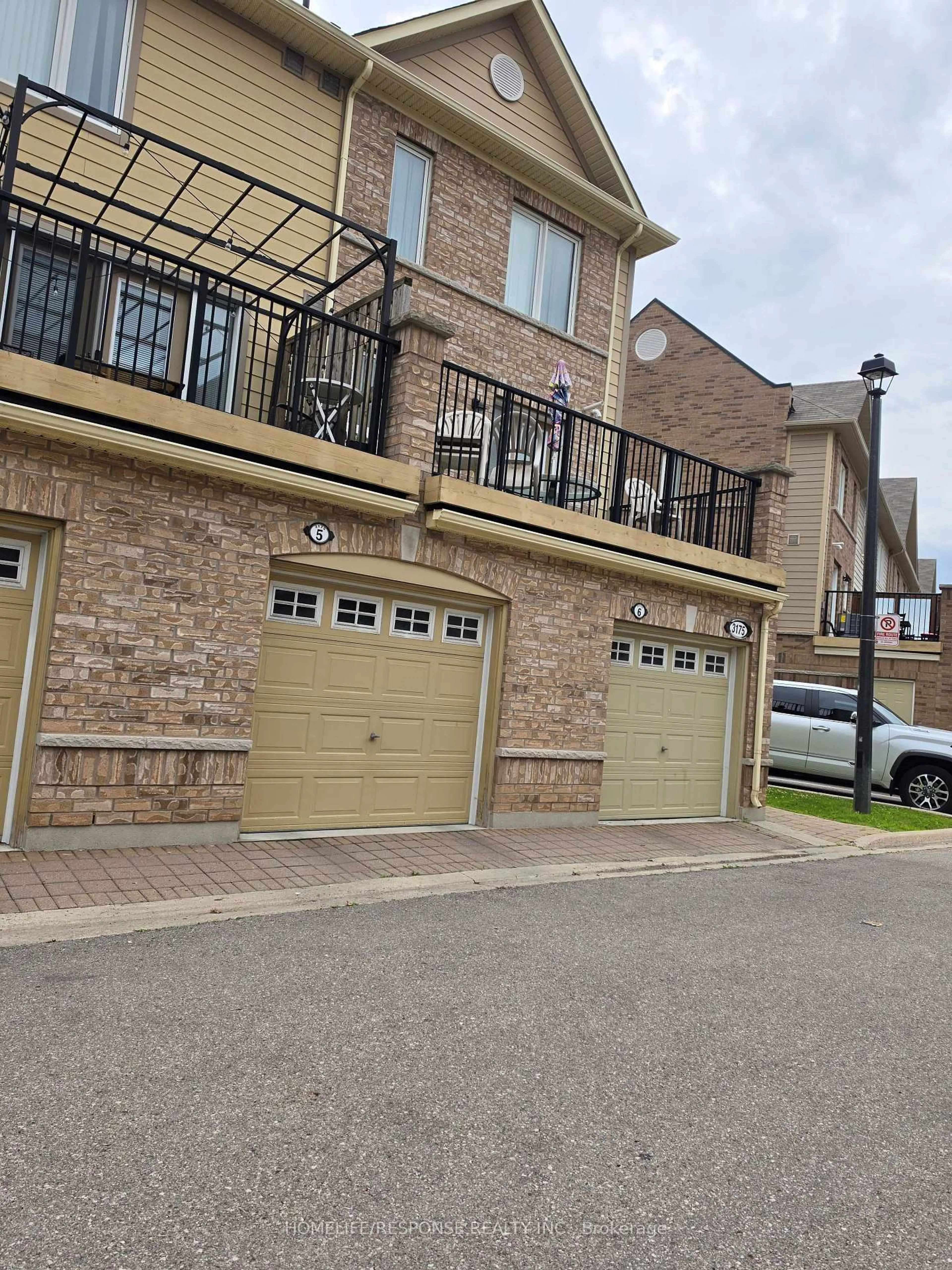 Indoor garage for 3175 BOXFORD Cres #5, Mississauga Ontario L5M 0X1