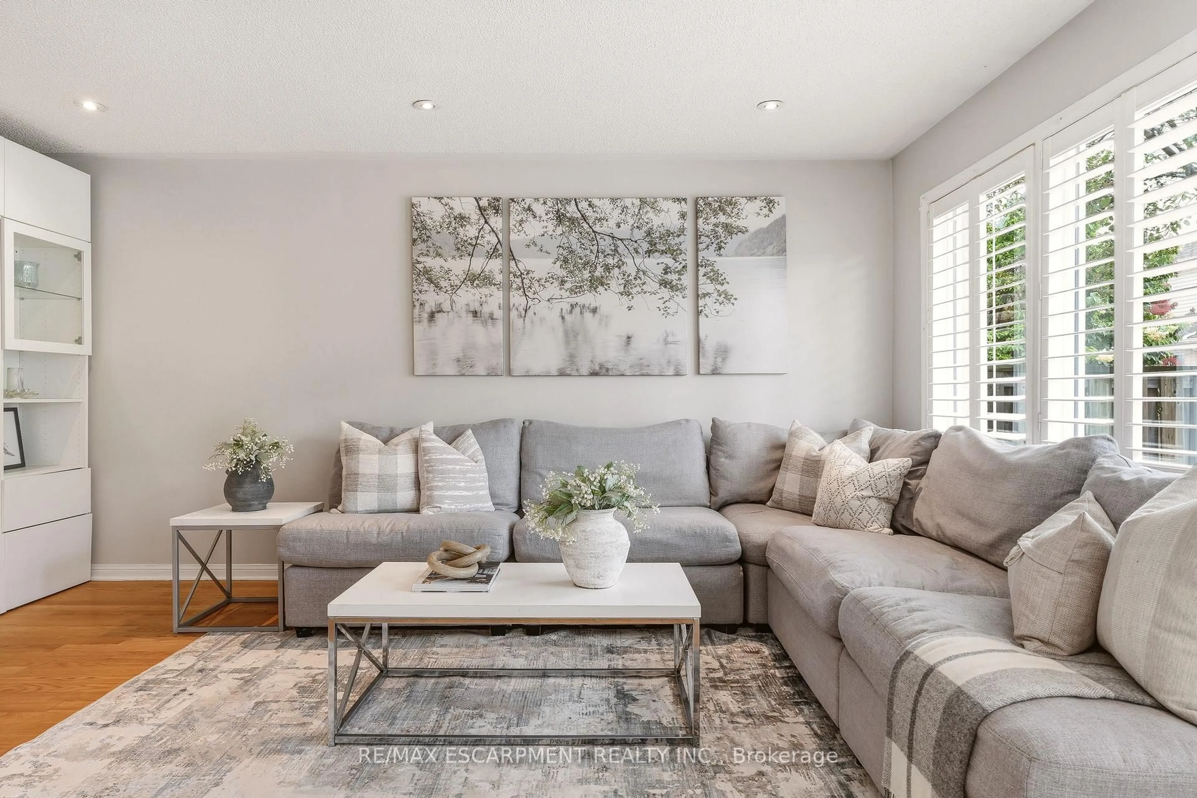 Living room with furniture, unknown for 2463 Carberry Way, Oakville Ontario L6M 4S5